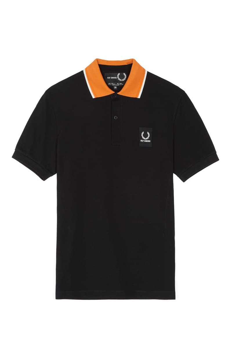 Raf Simons x Fred Perry 2018年春夏コレクションのアイテム一覧が解禁 「ユースカルチャーに根付くドレスコード、ジェスチャー、そしてアティチュードはいつも僕にヒントを与えてくれるんだ」 今月上旬にファーストイメージがベールを脱いだ〈Raf Simons(ラフ シモンズ)〉x〈Fred Perry(フレッド ペリー)〉の最新カプセル。長きにわたり友好な関係を築く両者は再び感性が研ぎ澄まされているユース世代から影響を受け、洗練されたプロダクトを製作した。今季は〈Raf Simons〉が近頃多様する、パンクとDIY的要素を込めたダクトテープのデザインを応用。オレンジ、ブルー、グリーンを混ぜたカラーパレットからは程よい上品さも漂い、サブカルチャーへオマージュを捧げている。 アイテム一覧は、上のフォトギャラリーから。すでに本国のオンラインストアでは発売が開始されているようだが、国内での展開については@fredperryjpなどのアップデートを随時確認していこう。 あわせて、「adidas by Raf Simons」が公開した2018年春夏フットウェアコレクションの全ラインアップもお見逃しなく。
