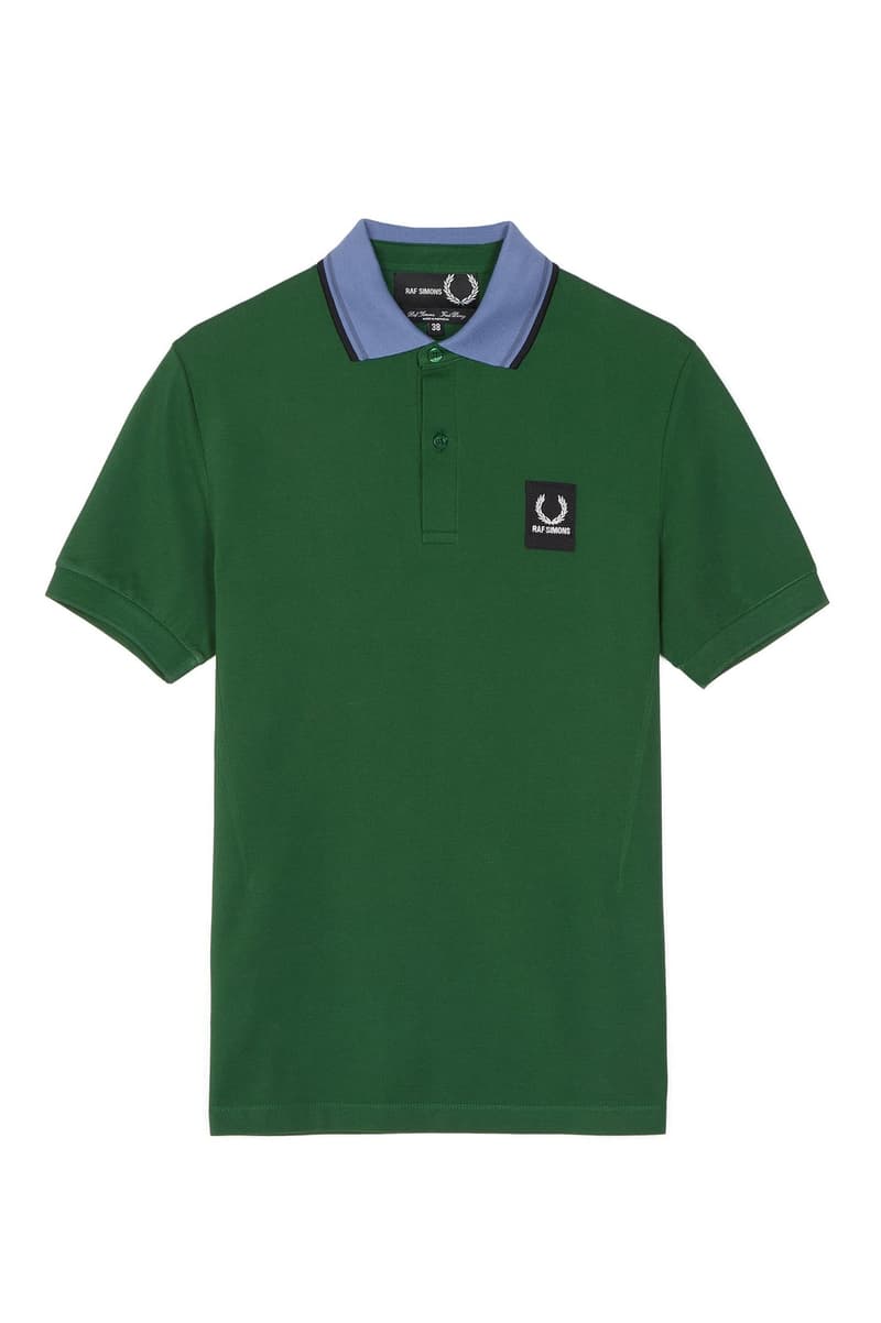 Raf Simons x Fred Perry 2018年春夏コレクションのアイテム一覧が解禁 「ユースカルチャーに根付くドレスコード、ジェスチャー、そしてアティチュードはいつも僕にヒントを与えてくれるんだ」 今月上旬にファーストイメージがベールを脱いだ〈Raf Simons(ラフ シモンズ)〉x〈Fred Perry(フレッド ペリー)〉の最新カプセル。長きにわたり友好な関係を築く両者は再び感性が研ぎ澄まされているユース世代から影響を受け、洗練されたプロダクトを製作した。今季は〈Raf Simons〉が近頃多様する、パンクとDIY的要素を込めたダクトテープのデザインを応用。オレンジ、ブルー、グリーンを混ぜたカラーパレットからは程よい上品さも漂い、サブカルチャーへオマージュを捧げている。 アイテム一覧は、上のフォトギャラリーから。すでに本国のオンラインストアでは発売が開始されているようだが、国内での展開については@fredperryjpなどのアップデートを随時確認していこう。 あわせて、「adidas by Raf Simons」が公開した2018年春夏フットウェアコレクションの全ラインアップもお見逃しなく。