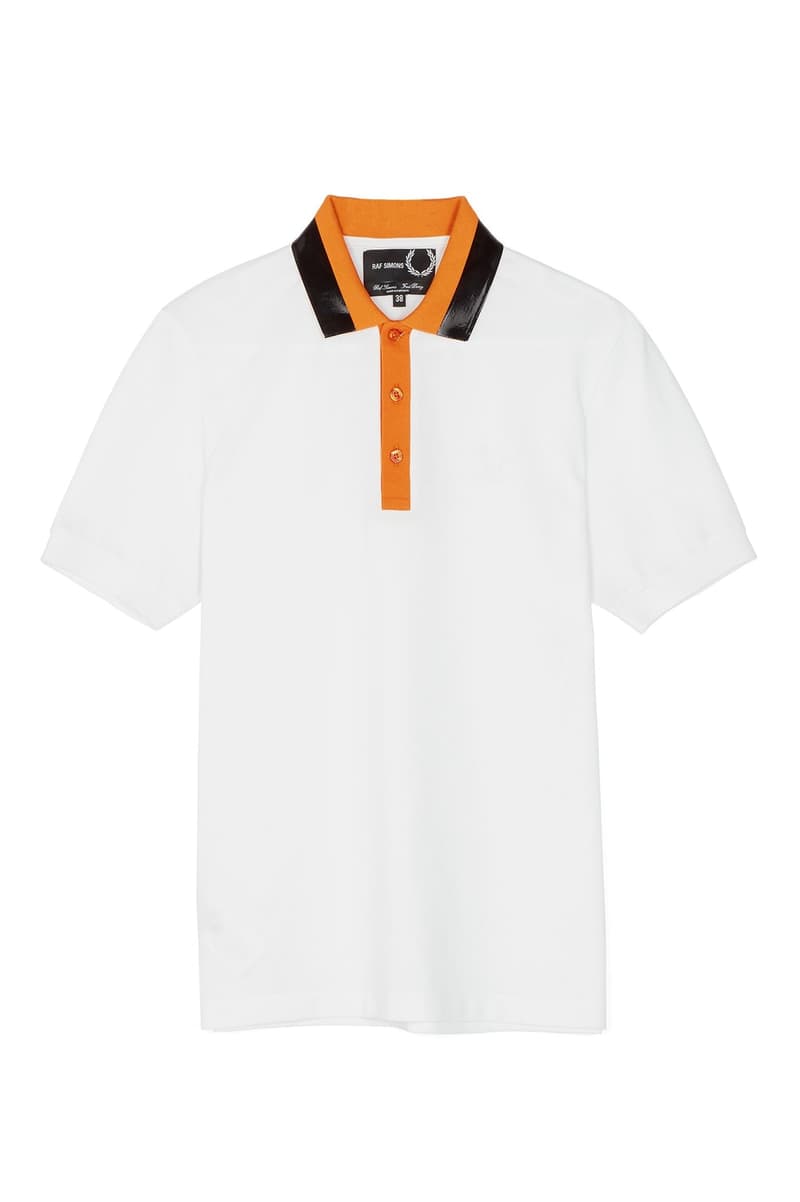 Raf Simons x Fred Perry 2018年春夏コレクションのアイテム一覧が解禁 「ユースカルチャーに根付くドレスコード、ジェスチャー、そしてアティチュードはいつも僕にヒントを与えてくれるんだ」 今月上旬にファーストイメージがベールを脱いだ〈Raf Simons（ラフ シモンズ）〉x〈Fred Perry（フレッド ペリー）〉の最新カプセル。長きにわたり友好な関係を築く両者は再び感性が研ぎ澄まされているユース世代から影響を受け、洗練されたプロダクトを製作した。今季は〈Raf Simons〉が近頃多様する、パンクとDIY的要素を込めたダクトテープのデザインを応用。オレンジ、ブルー、グリーンを混ぜたカラーパレットからは程よい上品さも漂い、サブカルチャーへオマージュを捧げている。  アイテム一覧は、上のフォトギャラリーから。すでに本国のオンラインストアでは発売が開始されているようだが、国内での展開については@fredperryjpなどのアップデートを随時確認していこう。  あわせて、「adidas by Raf Simons」が公開した2018年春夏フットウェアコレクションの全ラインアップもお見逃しなく。