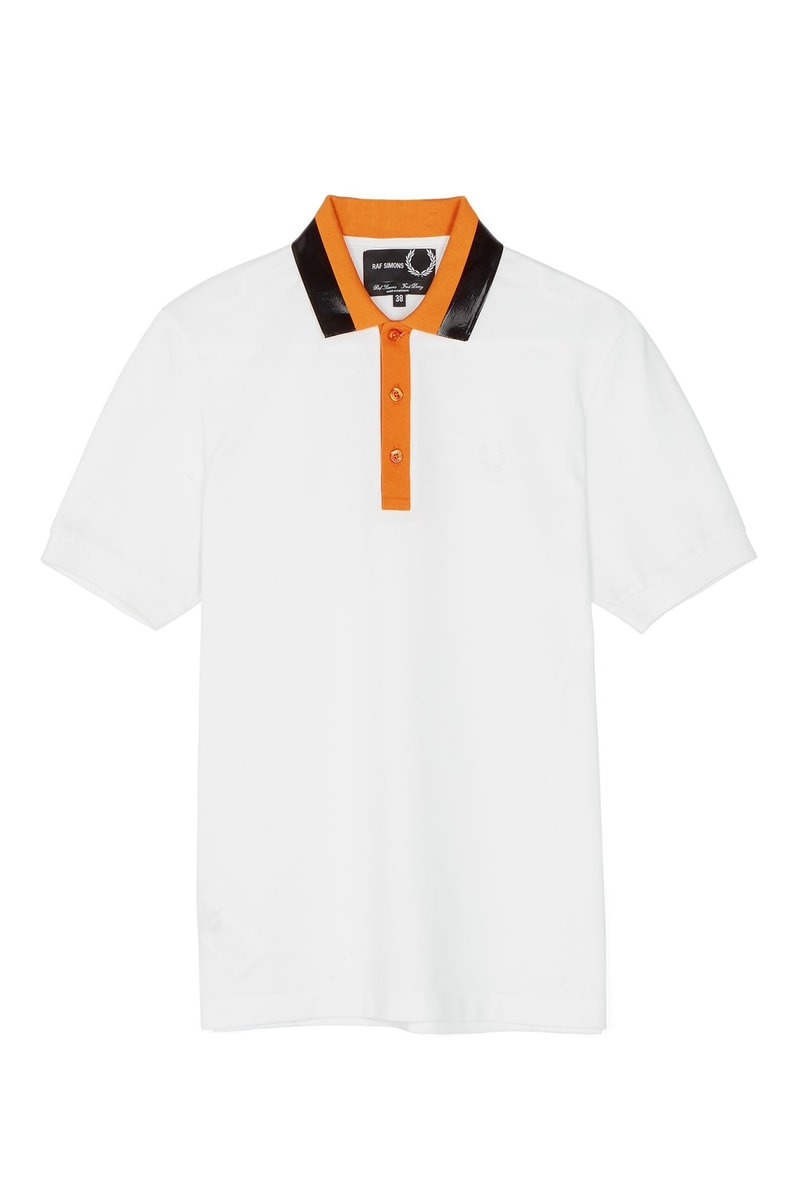 Raf Simons x Fred Perry 2018年春夏コレクションのアイテム一覧が解禁 「ユースカルチャーに根付くドレスコード、ジェスチャー、そしてアティチュードはいつも僕にヒントを与えてくれるんだ」 今月上旬にファーストイメージがベールを脱いだ〈Raf Simons（ラフ シモンズ）〉x〈Fred Perry（フレッド ペリー）〉の最新カプセル。長きにわたり友好な関係を築く両者は再び感性が研ぎ澄まされているユース世代から影響を受け、洗練されたプロダクトを製作した。今季は〈Raf Simons〉が近頃多様する、パンクとDIY的要素を込めたダクトテープのデザインを応用。オレンジ、ブルー、グリーンを混ぜたカラーパレットからは程よい上品さも漂い、サブカルチャーへオマージュを捧げている。  アイテム一覧は、上のフォトギャラリーから。すでに本国のオンラインストアでは発売が開始されているようだが、国内での展開については@fredperryjpなどのアップデートを随時確認していこう。  あわせて、「adidas by Raf Simons」が公開した2018年春夏フットウェアコレクションの全ラインアップもお見逃しなく。