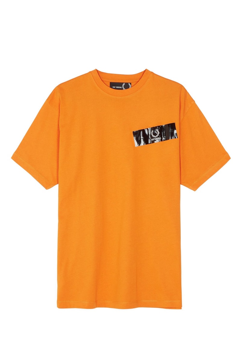 Raf Simons x Fred Perry 2018年春夏コレクションのアイテム一覧が解禁 「ユースカルチャーに根付くドレスコード、ジェスチャー、そしてアティチュードはいつも僕にヒントを与えてくれるんだ」 今月上旬にファーストイメージがベールを脱いだ〈Raf Simons（ラフ シモンズ）〉x〈Fred Perry（フレッド ペリー）〉の最新カプセル。長きにわたり友好な関係を築く両者は再び感性が研ぎ澄まされているユース世代から影響を受け、洗練されたプロダクトを製作した。今季は〈Raf Simons〉が近頃多様する、パンクとDIY的要素を込めたダクトテープのデザインを応用。オレンジ、ブルー、グリーンを混ぜたカラーパレットからは程よい上品さも漂い、サブカルチャーへオマージュを捧げている。  アイテム一覧は、上のフォトギャラリーから。すでに本国のオンラインストアでは発売が開始されているようだが、国内での展開については@fredperryjpなどのアップデートを随時確認していこう。  あわせて、「adidas by Raf Simons」が公開した2018年春夏フットウェアコレクションの全ラインアップもお見逃しなく。