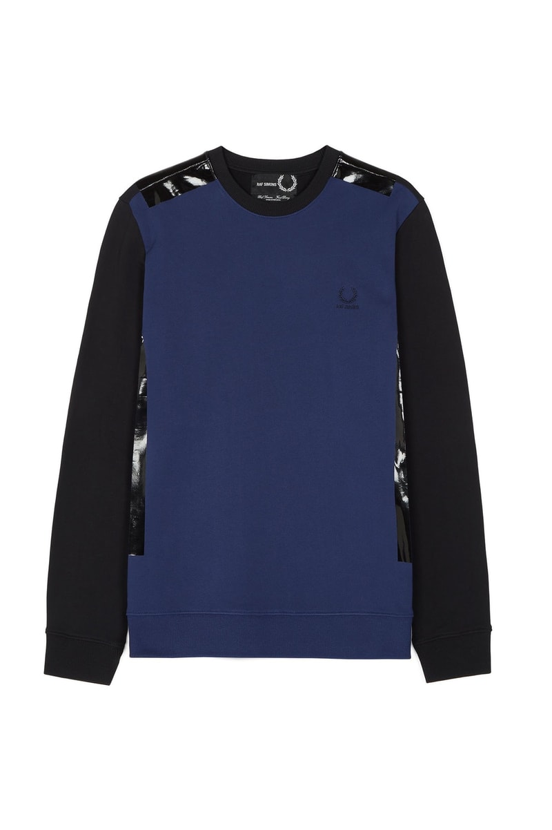 Raf Simons x Fred Perry 2018年春夏コレクションのアイテム一覧が解禁 「ユースカルチャーに根付くドレスコード、ジェスチャー、そしてアティチュードはいつも僕にヒントを与えてくれるんだ」 今月上旬にファーストイメージがベールを脱いだ〈Raf Simons（ラフ シモンズ）〉x〈Fred Perry（フレッド ペリー）〉の最新カプセル。長きにわたり友好な関係を築く両者は再び感性が研ぎ澄まされているユース世代から影響を受け、洗練されたプロダクトを製作した。今季は〈Raf Simons〉が近頃多様する、パンクとDIY的要素を込めたダクトテープのデザインを応用。オレンジ、ブルー、グリーンを混ぜたカラーパレットからは程よい上品さも漂い、サブカルチャーへオマージュを捧げている。  アイテム一覧は、上のフォトギャラリーから。すでに本国のオンラインストアでは発売が開始されているようだが、国内での展開については@fredperryjpなどのアップデートを随時確認していこう。  あわせて、「adidas by Raf Simons」が公開した2018年春夏フットウェアコレクションの全ラインアップもお見逃しなく。