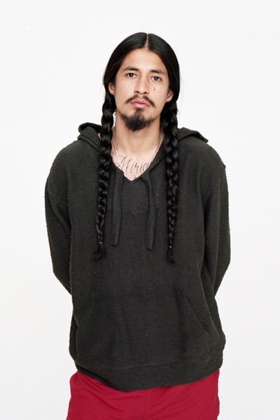 STÜSSY が懐の深さを証明する2018年春コレクションを発表 「誰もが誰にでもなれる」、そんな哲学を掲げる〈STÜSSY〉の今年の指針を示す最新コレクション ボードシェイパーのShawn Stussy（ショーン・ステューシー）が仲間のためにデザインした数枚のTシャツからその歴史が始まった〈STÜSSY（ステューシー）〉は、リアルでありながらもカルチャーへの深い造詣を感じるものづくりを一貫してきた。2018年春は過去に類を見ない〈STÜSSY〉の“幅”を感じる多様なコレクションとなっている。「誰もが誰にでもなれる」、そんな哲学を掲げるラグナ・ビーチ生まれの老舗ストリートカンパニーの新しい1年を方向づける今季は、ワークウェアファンたちに刺さる様々なヘヴィウェイトのカバーオール、ガレージジャケット、ワークパンツなどを展開。また、着物の柄をイメージした雲と鳥のシャツは、後世に名作として語り継がれる逸品になる予感が漂って仕方がない。  〈STÜSSY〉は「洋服を愛する人々のビジョンを実現するためのツールを提供することはとても重要なこと」と語り、半透明のコーチジャケットやフライトサテン地のトレンチコートなど、少し意外な方向からのアプローチも新シーズンの魅力のひとつだろ。そんな2018年スプリングコレクションは、2月9日（金）より全国のチャプターならびに『Stüssy.jp』にて発売開始。立ち上げに備えて、ブランドの懐の深さが垣間見えるルックブックを上のフォトギャラリーからチェックし、気になるアイテムをリストアップしておこう。  あわせて、レトロかつユニークな雰囲気を醸す〈STÜSSY〉の2018年春キャンペーンビジュアルもお見逃しなく。