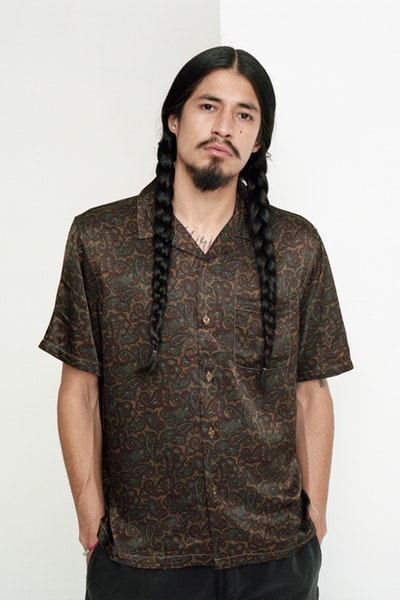 STÜSSY が懐の深さを証明する2018年春コレクションを発表 「誰もが誰にでもなれる」、そんな哲学を掲げる〈STÜSSY〉の今年の指針を示す最新コレクション ボードシェイパーのShawn Stussy（ショーン・ステューシー）が仲間のためにデザインした数枚のTシャツからその歴史が始まった〈STÜSSY（ステューシー）〉は、リアルでありながらもカルチャーへの深い造詣を感じるものづくりを一貫してきた。2018年春は過去に類を見ない〈STÜSSY〉の“幅”を感じる多様なコレクションとなっている。「誰もが誰にでもなれる」、そんな哲学を掲げるラグナ・ビーチ生まれの老舗ストリートカンパニーの新しい1年を方向づける今季は、ワークウェアファンたちに刺さる様々なヘヴィウェイトのカバーオール、ガレージジャケット、ワークパンツなどを展開。また、着物の柄をイメージした雲と鳥のシャツは、後世に名作として語り継がれる逸品になる予感が漂って仕方がない。  〈STÜSSY〉は「洋服を愛する人々のビジョンを実現するためのツールを提供することはとても重要なこと」と語り、半透明のコーチジャケットやフライトサテン地のトレンチコートなど、少し意外な方向からのアプローチも新シーズンの魅力のひとつだろ。そんな2018年スプリングコレクションは、2月9日（金）より全国のチャプターならびに『Stüssy.jp』にて発売開始。立ち上げに備えて、ブランドの懐の深さが垣間見えるルックブックを上のフォトギャラリーからチェックし、気になるアイテムをリストアップしておこう。  あわせて、レトロかつユニークな雰囲気を醸す〈STÜSSY〉の2018年春キャンペーンビジュアルもお見逃しなく。