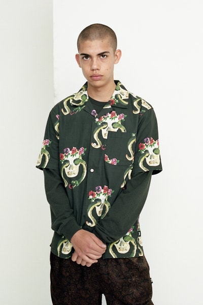 STÜSSY が懐の深さを証明する2018年春コレクションを発表 「誰もが誰にでもなれる」、そんな哲学を掲げる〈STÜSSY〉の今年の指針を示す最新コレクション ボードシェイパーのShawn Stussy（ショーン・ステューシー）が仲間のためにデザインした数枚のTシャツからその歴史が始まった〈STÜSSY（ステューシー）〉は、リアルでありながらもカルチャーへの深い造詣を感じるものづくりを一貫してきた。2018年春は過去に類を見ない〈STÜSSY〉の“幅”を感じる多様なコレクションとなっている。「誰もが誰にでもなれる」、そんな哲学を掲げるラグナ・ビーチ生まれの老舗ストリートカンパニーの新しい1年を方向づける今季は、ワークウェアファンたちに刺さる様々なヘヴィウェイトのカバーオール、ガレージジャケット、ワークパンツなどを展開。また、着物の柄をイメージした雲と鳥のシャツは、後世に名作として語り継がれる逸品になる予感が漂って仕方がない。  〈STÜSSY〉は「洋服を愛する人々のビジョンを実現するためのツールを提供することはとても重要なこと」と語り、半透明のコーチジャケットやフライトサテン地のトレンチコートなど、少し意外な方向からのアプローチも新シーズンの魅力のひとつだろ。そんな2018年スプリングコレクションは、2月9日（金）より全国のチャプターならびに『Stüssy.jp』にて発売開始。立ち上げに備えて、ブランドの懐の深さが垣間見えるルックブックを上のフォトギャラリーからチェックし、気になるアイテムをリストアップしておこう。  あわせて、レトロかつユニークな雰囲気を醸す〈STÜSSY〉の2018年春キャンペーンビジュアルもお見逃しなく。