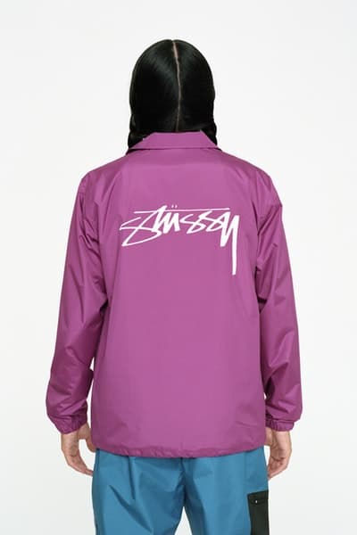 STÜSSY が懐の深さを証明する2018年春コレクションを発表 「誰もが誰にでもなれる」、そんな哲学を掲げる〈STÜSSY〉の今年の指針を示す最新コレクション ボードシェイパーのShawn Stussy（ショーン・ステューシー）が仲間のためにデザインした数枚のTシャツからその歴史が始まった〈STÜSSY（ステューシー）〉は、リアルでありながらもカルチャーへの深い造詣を感じるものづくりを一貫してきた。2018年春は過去に類を見ない〈STÜSSY〉の“幅”を感じる多様なコレクションとなっている。「誰もが誰にでもなれる」、そんな哲学を掲げるラグナ・ビーチ生まれの老舗ストリートカンパニーの新しい1年を方向づける今季は、ワークウェアファンたちに刺さる様々なヘヴィウェイトのカバーオール、ガレージジャケット、ワークパンツなどを展開。また、着物の柄をイメージした雲と鳥のシャツは、後世に名作として語り継がれる逸品になる予感が漂って仕方がない。  〈STÜSSY〉は「洋服を愛する人々のビジョンを実現するためのツールを提供することはとても重要なこと」と語り、半透明のコーチジャケットやフライトサテン地のトレンチコートなど、少し意外な方向からのアプローチも新シーズンの魅力のひとつだろ。そんな2018年スプリングコレクションは、2月9日（金）より全国のチャプターならびに『Stüssy.jp』にて発売開始。立ち上げに備えて、ブランドの懐の深さが垣間見えるルックブックを上のフォトギャラリーからチェックし、気になるアイテムをリストアップしておこう。  あわせて、レトロかつユニークな雰囲気を醸す〈STÜSSY〉の2018年春キャンペーンビジュアルもお見逃しなく。