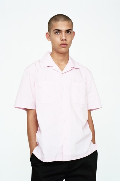 STÜSSY が懐の深さを証明する2018年春コレクションを発表 「誰もが誰にでもなれる」、そんな哲学を掲げる〈STÜSSY〉の今年の指針を示す最新コレクション ボードシェイパーのShawn Stussy（ショーン・ステューシー）が仲間のためにデザインした数枚のTシャツからその歴史が始まった〈STÜSSY（ステューシー）〉は、リアルでありながらもカルチャーへの深い造詣を感じるものづくりを一貫してきた。2018年春は過去に類を見ない〈STÜSSY〉の“幅”を感じる多様なコレクションとなっている。「誰もが誰にでもなれる」、そんな哲学を掲げるラグナ・ビーチ生まれの老舗ストリートカンパニーの新しい1年を方向づける今季は、ワークウェアファンたちに刺さる様々なヘヴィウェイトのカバーオール、ガレージジャケット、ワークパンツなどを展開。また、着物の柄をイメージした雲と鳥のシャツは、後世に名作として語り継がれる逸品になる予感が漂って仕方がない。  〈STÜSSY〉は「洋服を愛する人々のビジョンを実現するためのツールを提供することはとても重要なこと」と語り、半透明のコーチジャケットやフライトサテン地のトレンチコートなど、少し意外な方向からのアプローチも新シーズンの魅力のひとつだろ。そんな2018年スプリングコレクションは、2月9日（金）より全国のチャプターならびに『Stüssy.jp』にて発売開始。立ち上げに備えて、ブランドの懐の深さが垣間見えるルックブックを上のフォトギャラリーからチェックし、気になるアイテムをリストアップしておこう。  あわせて、レトロかつユニークな雰囲気を醸す〈STÜSSY〉の2018年春キャンペーンビジュアルもお見逃しなく。