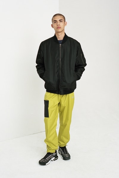 STÜSSY が懐の深さを証明する2018年春コレクションを発表 「誰もが誰にでもなれる」、そんな哲学を掲げる〈STÜSSY〉の今年の指針を示す最新コレクション ボードシェイパーのShawn Stussy（ショーン・ステューシー）が仲間のためにデザインした数枚のTシャツからその歴史が始まった〈STÜSSY（ステューシー）〉は、リアルでありながらもカルチャーへの深い造詣を感じるものづくりを一貫してきた。2018年春は過去に類を見ない〈STÜSSY〉の“幅”を感じる多様なコレクションとなっている。「誰もが誰にでもなれる」、そんな哲学を掲げるラグナ・ビーチ生まれの老舗ストリートカンパニーの新しい1年を方向づける今季は、ワークウェアファンたちに刺さる様々なヘヴィウェイトのカバーオール、ガレージジャケット、ワークパンツなどを展開。また、着物の柄をイメージした雲と鳥のシャツは、後世に名作として語り継がれる逸品になる予感が漂って仕方がない。  〈STÜSSY〉は「洋服を愛する人々のビジョンを実現するためのツールを提供することはとても重要なこと」と語り、半透明のコーチジャケットやフライトサテン地のトレンチコートなど、少し意外な方向からのアプローチも新シーズンの魅力のひとつだろ。そんな2018年スプリングコレクションは、2月9日（金）より全国のチャプターならびに『Stüssy.jp』にて発売開始。立ち上げに備えて、ブランドの懐の深さが垣間見えるルックブックを上のフォトギャラリーからチェックし、気になるアイテムをリストアップしておこう。  あわせて、レトロかつユニークな雰囲気を醸す〈STÜSSY〉の2018年春キャンペーンビジュアルもお見逃しなく。