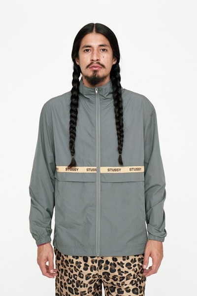 STÜSSY が懐の深さを証明する2018年春コレクションを発表 「誰もが誰にでもなれる」、そんな哲学を掲げる〈STÜSSY〉の今年の指針を示す最新コレクション ボードシェイパーのShawn Stussy（ショーン・ステューシー）が仲間のためにデザインした数枚のTシャツからその歴史が始まった〈STÜSSY（ステューシー）〉は、リアルでありながらもカルチャーへの深い造詣を感じるものづくりを一貫してきた。2018年春は過去に類を見ない〈STÜSSY〉の“幅”を感じる多様なコレクションとなっている。「誰もが誰にでもなれる」、そんな哲学を掲げるラグナ・ビーチ生まれの老舗ストリートカンパニーの新しい1年を方向づける今季は、ワークウェアファンたちに刺さる様々なヘヴィウェイトのカバーオール、ガレージジャケット、ワークパンツなどを展開。また、着物の柄をイメージした雲と鳥のシャツは、後世に名作として語り継がれる逸品になる予感が漂って仕方がない。  〈STÜSSY〉は「洋服を愛する人々のビジョンを実現するためのツールを提供することはとても重要なこと」と語り、半透明のコーチジャケットやフライトサテン地のトレンチコートなど、少し意外な方向からのアプローチも新シーズンの魅力のひとつだろ。そんな2018年スプリングコレクションは、2月9日（金）より全国のチャプターならびに『Stüssy.jp』にて発売開始。立ち上げに備えて、ブランドの懐の深さが垣間見えるルックブックを上のフォトギャラリーからチェックし、気になるアイテムをリストアップしておこう。  あわせて、レトロかつユニークな雰囲気を醸す〈STÜSSY〉の2018年春キャンペーンビジュアルもお見逃しなく。