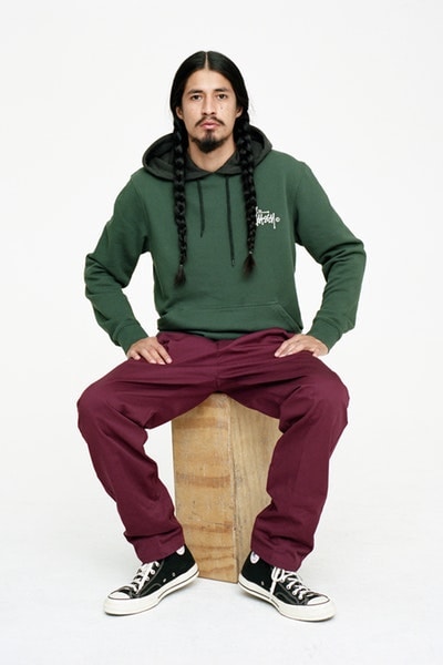 STÜSSY が懐の深さを証明する2018年春コレクションを発表 「誰もが誰にでもなれる」、そんな哲学を掲げる〈STÜSSY〉の今年の指針を示す最新コレクション ボードシェイパーのShawn Stussy（ショーン・ステューシー）が仲間のためにデザインした数枚のTシャツからその歴史が始まった〈STÜSSY（ステューシー）〉は、リアルでありながらもカルチャーへの深い造詣を感じるものづくりを一貫してきた。2018年春は過去に類を見ない〈STÜSSY〉の“幅”を感じる多様なコレクションとなっている。「誰もが誰にでもなれる」、そんな哲学を掲げるラグナ・ビーチ生まれの老舗ストリートカンパニーの新しい1年を方向づける今季は、ワークウェアファンたちに刺さる様々なヘヴィウェイトのカバーオール、ガレージジャケット、ワークパンツなどを展開。また、着物の柄をイメージした雲と鳥のシャツは、後世に名作として語り継がれる逸品になる予感が漂って仕方がない。  〈STÜSSY〉は「洋服を愛する人々のビジョンを実現するためのツールを提供することはとても重要なこと」と語り、半透明のコーチジャケットやフライトサテン地のトレンチコートなど、少し意外な方向からのアプローチも新シーズンの魅力のひとつだろ。そんな2018年スプリングコレクションは、2月9日（金）より全国のチャプターならびに『Stüssy.jp』にて発売開始。立ち上げに備えて、ブランドの懐の深さが垣間見えるルックブックを上のフォトギャラリーからチェックし、気になるアイテムをリストアップしておこう。  あわせて、レトロかつユニークな雰囲気を醸す〈STÜSSY〉の2018年春キャンペーンビジュアルもお見逃しなく。