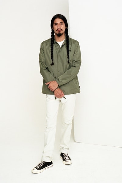 STÜSSY が懐の深さを証明する2018年春コレクションを発表 「誰もが誰にでもなれる」、そんな哲学を掲げる〈STÜSSY〉の今年の指針を示す最新コレクション ボードシェイパーのShawn Stussy（ショーン・ステューシー）が仲間のためにデザインした数枚のTシャツからその歴史が始まった〈STÜSSY（ステューシー）〉は、リアルでありながらもカルチャーへの深い造詣を感じるものづくりを一貫してきた。2018年春は過去に類を見ない〈STÜSSY〉の“幅”を感じる多様なコレクションとなっている。「誰もが誰にでもなれる」、そんな哲学を掲げるラグナ・ビーチ生まれの老舗ストリートカンパニーの新しい1年を方向づける今季は、ワークウェアファンたちに刺さる様々なヘヴィウェイトのカバーオール、ガレージジャケット、ワークパンツなどを展開。また、着物の柄をイメージした雲と鳥のシャツは、後世に名作として語り継がれる逸品になる予感が漂って仕方がない。  〈STÜSSY〉は「洋服を愛する人々のビジョンを実現するためのツールを提供することはとても重要なこと」と語り、半透明のコーチジャケットやフライトサテン地のトレンチコートなど、少し意外な方向からのアプローチも新シーズンの魅力のひとつだろ。そんな2018年スプリングコレクションは、2月9日（金）より全国のチャプターならびに『Stüssy.jp』にて発売開始。立ち上げに備えて、ブランドの懐の深さが垣間見えるルックブックを上のフォトギャラリーからチェックし、気になるアイテムをリストアップしておこう。  あわせて、レトロかつユニークな雰囲気を醸す〈STÜSSY〉の2018年春キャンペーンビジュアルもお見逃しなく。