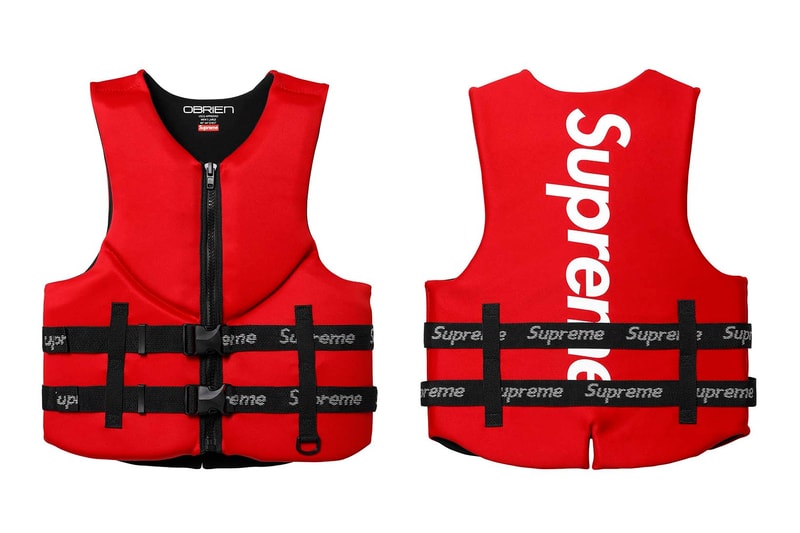 Supreme 2018年春夏コレクション アクセサリー ゴムボートやキャッチャーマスクから軍手にテニスボールまで、今季のアクセサリーもコレクター垂涎の天才的なラインアップに 〈Supreme（シュプリーム）〉のアクセサリーは、毎度意外性に溢れている。無論、その意外性とパートナー選びが最高にクールなのだが、2018年春夏コレクションはこれまでに引けを取らない、否、過去最高に“面白い”ラインアップかもしれない。一足先に公開された「Stern Pinball（スターン・ピンボール）」とのコラボピンボールマシーンは、前回で言うところの〈Fender（フェンダー）〉的位置づけだろう。その他には〈Advanced Elements（アドバンスト エレメント）〉の1人乗りカヤックや〈OBRIEN（オブライエン）〉のベスト、〈Rawlings（ローリングス）〉のキャッチャーマスク、〈Wilson（ウィルソン）〉のテニスボール、さらには斧や軍手などもラインアップしている。  〈Supreme〉の2018年春夏コレクションは、2月17日（土）より国内での販売がスタート。上のフォトギャラリーはもちろんのこと、以下からルックブックとカテゴリー別のアイテム一覧もマストでチェックしておこう。
