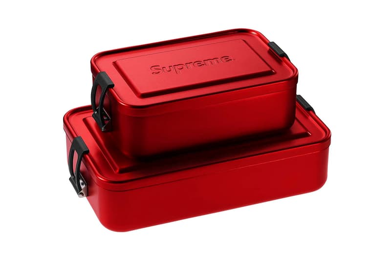 Supreme 2018年春夏コレクション アクセサリー ゴムボートやキャッチャーマスクから軍手にテニスボールまで、今季のアクセサリーもコレクター垂涎の天才的なラインアップに 〈Supreme（シュプリーム）〉のアクセサリーは、毎度意外性に溢れている。無論、その意外性とパートナー選びが最高にクールなのだが、2018年春夏コレクションはこれまでに引けを取らない、否、過去最高に“面白い”ラインアップかもしれない。一足先に公開された「Stern Pinball（スターン・ピンボール）」とのコラボピンボールマシーンは、前回で言うところの〈Fender（フェンダー）〉的位置づけだろう。その他には〈Advanced Elements（アドバンスト エレメント）〉の1人乗りカヤックや〈OBRIEN（オブライエン）〉のベスト、〈Rawlings（ローリングス）〉のキャッチャーマスク、〈Wilson（ウィルソン）〉のテニスボール、さらには斧や軍手などもラインアップしている。  〈Supreme〉の2018年春夏コレクションは、2月17日（土）より国内での販売がスタート。上のフォトギャラリーはもちろんのこと、以下からルックブックとカテゴリー別のアイテム一覧もマストでチェックしておこう。