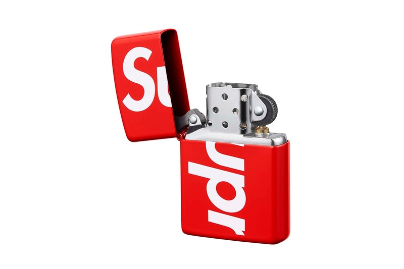 Supreme 2018年春夏コレクション アクセサリー ゴムボートやキャッチャーマスクから軍手にテニスボールまで、今季のアクセサリーもコレクター垂涎の天才的なラインアップに 〈Supreme（シュプリーム）〉のアクセサリーは、毎度意外性に溢れている。無論、その意外性とパートナー選びが最高にクールなのだが、2018年春夏コレクションはこれまでに引けを取らない、否、過去最高に“面白い”ラインアップかもしれない。一足先に公開された「Stern Pinball（スターン・ピンボール）」とのコラボピンボールマシーンは、前回で言うところの〈Fender（フェンダー）〉的位置づけだろう。その他には〈Advanced Elements（アドバンスト エレメント）〉の1人乗りカヤックや〈OBRIEN（オブライエン）〉のベスト、〈Rawlings（ローリングス）〉のキャッチャーマスク、〈Wilson（ウィルソン）〉のテニスボール、さらには斧や軍手などもラインアップしている。  〈Supreme〉の2018年春夏コレクションは、2月17日（土）より国内での販売がスタート。上のフォトギャラリーはもちろんのこと、以下からルックブックとカテゴリー別のアイテム一覧もマストでチェックしておこう。