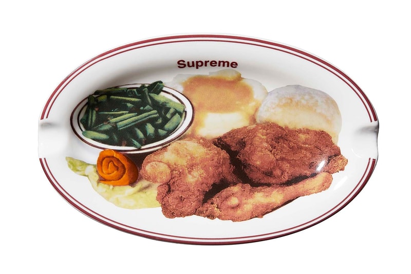 Supreme 2018年春夏コレクション アクセサリー ゴムボートやキャッチャーマスクから軍手にテニスボールまで、今季のアクセサリーもコレクター垂涎の天才的なラインアップに 〈Supreme（シュプリーム）〉のアクセサリーは、毎度意外性に溢れている。無論、その意外性とパートナー選びが最高にクールなのだが、2018年春夏コレクションはこれまでに引けを取らない、否、過去最高に“面白い”ラインアップかもしれない。一足先に公開された「Stern Pinball（スターン・ピンボール）」とのコラボピンボールマシーンは、前回で言うところの〈Fender（フェンダー）〉的位置づけだろう。その他には〈Advanced Elements（アドバンスト エレメント）〉の1人乗りカヤックや〈OBRIEN（オブライエン）〉のベスト、〈Rawlings（ローリングス）〉のキャッチャーマスク、〈Wilson（ウィルソン）〉のテニスボール、さらには斧や軍手などもラインアップしている。  〈Supreme〉の2018年春夏コレクションは、2月17日（土）より国内での販売がスタート。上のフォトギャラリーはもちろんのこと、以下からルックブックとカテゴリー別のアイテム一覧もマストでチェックしておこう。