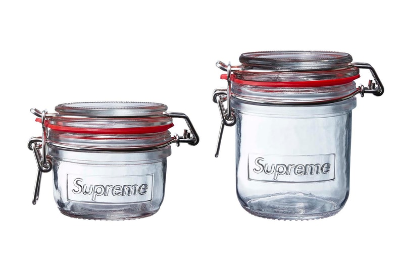 Supreme 2018年春夏コレクション アクセサリー ゴムボートやキャッチャーマスクから軍手にテニスボールまで、今季のアクセサリーもコレクター垂涎の天才的なラインアップに 〈Supreme（シュプリーム）〉のアクセサリーは、毎度意外性に溢れている。無論、その意外性とパートナー選びが最高にクールなのだが、2018年春夏コレクションはこれまでに引けを取らない、否、過去最高に“面白い”ラインアップかもしれない。一足先に公開された「Stern Pinball（スターン・ピンボール）」とのコラボピンボールマシーンは、前回で言うところの〈Fender（フェンダー）〉的位置づけだろう。その他には〈Advanced Elements（アドバンスト エレメント）〉の1人乗りカヤックや〈OBRIEN（オブライエン）〉のベスト、〈Rawlings（ローリングス）〉のキャッチャーマスク、〈Wilson（ウィルソン）〉のテニスボール、さらには斧や軍手などもラインアップしている。  〈Supreme〉の2018年春夏コレクションは、2月17日（土）より国内での販売がスタート。上のフォトギャラリーはもちろんのこと、以下からルックブックとカテゴリー別のアイテム一覧もマストでチェックしておこう。