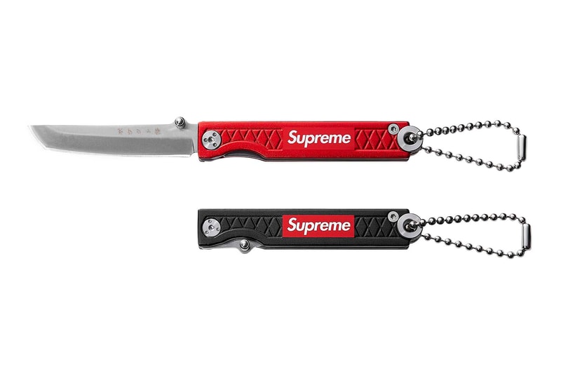 Supreme 2018年春夏コレクション アクセサリー ゴムボートやキャッチャーマスクから軍手にテニスボールまで、今季のアクセサリーもコレクター垂涎の天才的なラインアップに 〈Supreme（シュプリーム）〉のアクセサリーは、毎度意外性に溢れている。無論、その意外性とパートナー選びが最高にクールなのだが、2018年春夏コレクションはこれまでに引けを取らない、否、過去最高に“面白い”ラインアップかもしれない。一足先に公開された「Stern Pinball（スターン・ピンボール）」とのコラボピンボールマシーンは、前回で言うところの〈Fender（フェンダー）〉的位置づけだろう。その他には〈Advanced Elements（アドバンスト エレメント）〉の1人乗りカヤックや〈OBRIEN（オブライエン）〉のベスト、〈Rawlings（ローリングス）〉のキャッチャーマスク、〈Wilson（ウィルソン）〉のテニスボール、さらには斧や軍手などもラインアップしている。  〈Supreme〉の2018年春夏コレクションは、2月17日（土）より国内での販売がスタート。上のフォトギャラリーはもちろんのこと、以下からルックブックとカテゴリー別のアイテム一覧もマストでチェックしておこう。