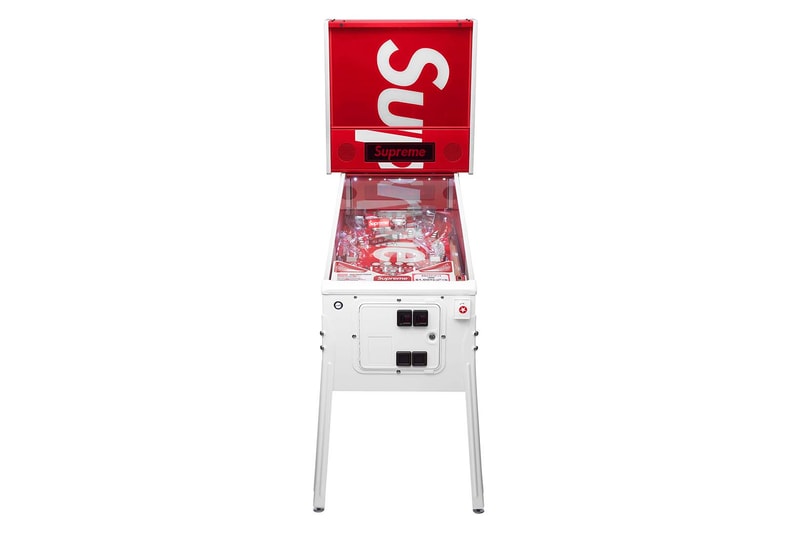 Supreme 2018年春夏コレクション アクセサリー ゴムボートやキャッチャーマスクから軍手にテニスボールまで、今季のアクセサリーもコレクター垂涎の天才的なラインアップに 〈Supreme（シュプリーム）〉のアクセサリーは、毎度意外性に溢れている。無論、その意外性とパートナー選びが最高にクールなのだが、2018年春夏コレクションはこれまでに引けを取らない、否、過去最高に“面白い”ラインアップかもしれない。一足先に公開された「Stern Pinball（スターン・ピンボール）」とのコラボピンボールマシーンは、前回で言うところの〈Fender（フェンダー）〉的位置づけだろう。その他には〈Advanced Elements（アドバンスト エレメント）〉の1人乗りカヤックや〈OBRIEN（オブライエン）〉のベスト、〈Rawlings（ローリングス）〉のキャッチャーマスク、〈Wilson（ウィルソン）〉のテニスボール、さらには斧や軍手などもラインアップしている。  〈Supreme〉の2018年春夏コレクションは、2月17日（土）より国内での販売がスタート。上のフォトギャラリーはもちろんのこと、以下からルックブックとカテゴリー別のアイテム一覧もマストでチェックしておこう。