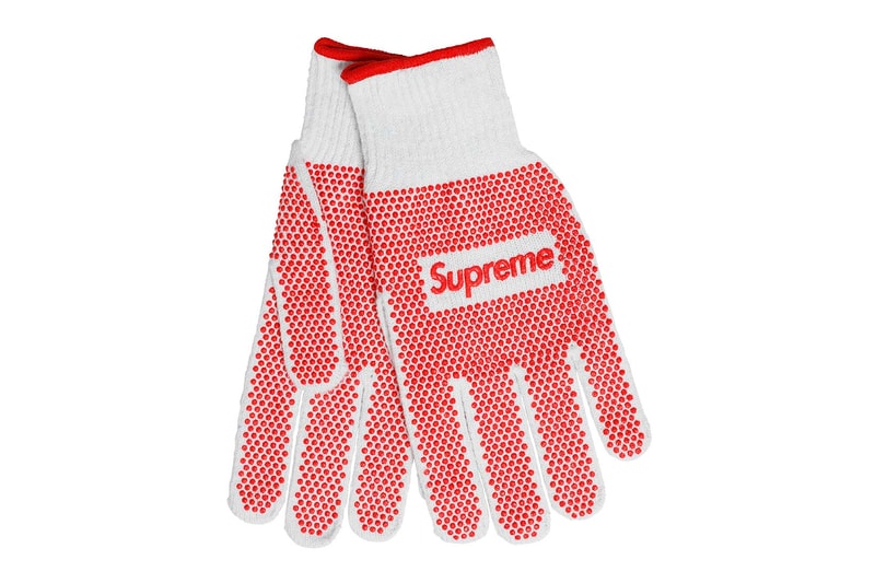 Supreme 2018年春夏コレクション アクセサリー ゴムボートやキャッチャーマスクから軍手にテニスボールまで、今季のアクセサリーもコレクター垂涎の天才的なラインアップに 〈Supreme（シュプリーム）〉のアクセサリーは、毎度意外性に溢れている。無論、その意外性とパートナー選びが最高にクールなのだが、2018年春夏コレクションはこれまでに引けを取らない、否、過去最高に“面白い”ラインアップかもしれない。一足先に公開された「Stern Pinball（スターン・ピンボール）」とのコラボピンボールマシーンは、前回で言うところの〈Fender（フェンダー）〉的位置づけだろう。その他には〈Advanced Elements（アドバンスト エレメント）〉の1人乗りカヤックや〈OBRIEN（オブライエン）〉のベスト、〈Rawlings（ローリングス）〉のキャッチャーマスク、〈Wilson（ウィルソン）〉のテニスボール、さらには斧や軍手などもラインアップしている。  〈Supreme〉の2018年春夏コレクションは、2月17日（土）より国内での販売がスタート。上のフォトギャラリーはもちろんのこと、以下からルックブックとカテゴリー別のアイテム一覧もマストでチェックしておこう。