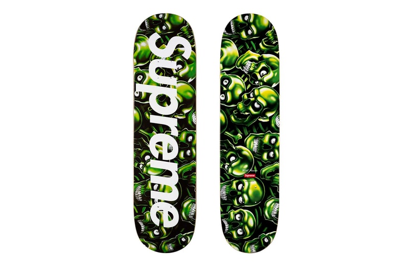 Supreme 2018年春夏コレクション アクセサリー ゴムボートやキャッチャーマスクから軍手にテニスボールまで、今季のアクセサリーもコレクター垂涎の天才的なラインアップに 〈Supreme（シュプリーム）〉のアクセサリーは、毎度意外性に溢れている。無論、その意外性とパートナー選びが最高にクールなのだが、2018年春夏コレクションはこれまでに引けを取らない、否、過去最高に“面白い”ラインアップかもしれない。一足先に公開された「Stern Pinball（スターン・ピンボール）」とのコラボピンボールマシーンは、前回で言うところの〈Fender（フェンダー）〉的位置づけだろう。その他には〈Advanced Elements（アドバンスト エレメント）〉の1人乗りカヤックや〈OBRIEN（オブライエン）〉のベスト、〈Rawlings（ローリングス）〉のキャッチャーマスク、〈Wilson（ウィルソン）〉のテニスボール、さらには斧や軍手などもラインアップしている。  〈Supreme〉の2018年春夏コレクションは、2月17日（土）より国内での販売がスタート。上のフォトギャラリーはもちろんのこと、以下からルックブックとカテゴリー別のアイテム一覧もマストでチェックしておこう。