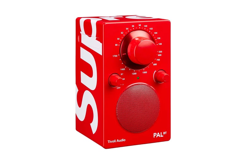 Supreme 2018年春夏コレクション アクセサリー ゴムボートやキャッチャーマスクから軍手にテニスボールまで、今季のアクセサリーもコレクター垂涎の天才的なラインアップに 〈Supreme（シュプリーム）〉のアクセサリーは、毎度意外性に溢れている。無論、その意外性とパートナー選びが最高にクールなのだが、2018年春夏コレクションはこれまでに引けを取らない、否、過去最高に“面白い”ラインアップかもしれない。一足先に公開された「Stern Pinball（スターン・ピンボール）」とのコラボピンボールマシーンは、前回で言うところの〈Fender（フェンダー）〉的位置づけだろう。その他には〈Advanced Elements（アドバンスト エレメント）〉の1人乗りカヤックや〈OBRIEN（オブライエン）〉のベスト、〈Rawlings（ローリングス）〉のキャッチャーマスク、〈Wilson（ウィルソン）〉のテニスボール、さらには斧や軍手などもラインアップしている。  〈Supreme〉の2018年春夏コレクションは、2月17日（土）より国内での販売がスタート。上のフォトギャラリーはもちろんのこと、以下からルックブックとカテゴリー別のアイテム一覧もマストでチェックしておこう。