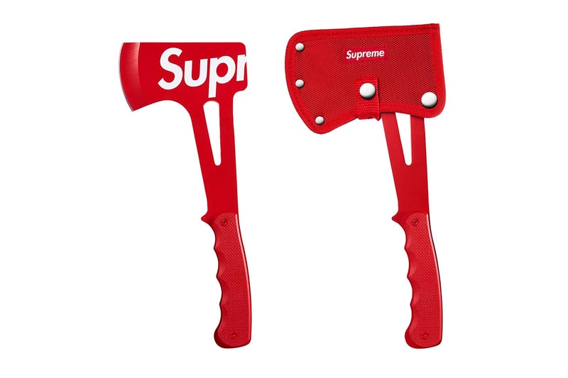 Supreme 2018年春夏コレクション アクセサリー ゴムボートやキャッチャーマスクから軍手にテニスボールまで、今季のアクセサリーもコレクター垂涎の天才的なラインアップに 〈Supreme（シュプリーム）〉のアクセサリーは、毎度意外性に溢れている。無論、その意外性とパートナー選びが最高にクールなのだが、2018年春夏コレクションはこれまでに引けを取らない、否、過去最高に“面白い”ラインアップかもしれない。一足先に公開された「Stern Pinball（スターン・ピンボール）」とのコラボピンボールマシーンは、前回で言うところの〈Fender（フェンダー）〉的位置づけだろう。その他には〈Advanced Elements（アドバンスト エレメント）〉の1人乗りカヤックや〈OBRIEN（オブライエン）〉のベスト、〈Rawlings（ローリングス）〉のキャッチャーマスク、〈Wilson（ウィルソン）〉のテニスボール、さらには斧や軍手などもラインアップしている。  〈Supreme〉の2018年春夏コレクションは、2月17日（土）より国内での販売がスタート。上のフォトギャラリーはもちろんのこと、以下からルックブックとカテゴリー別のアイテム一覧もマストでチェックしておこう。