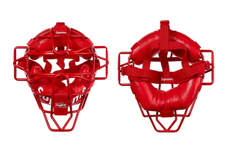 Supreme 2018年春夏コレクション アクセサリー ゴムボートやキャッチャーマスクから軍手にテニスボールまで、今季のアクセサリーもコレクター垂涎の天才的なラインアップに 〈Supreme（シュプリーム）〉のアクセサリーは、毎度意外性に溢れている。無論、その意外性とパートナー選びが最高にクールなのだが、2018年春夏コレクションはこれまでに引けを取らない、否、過去最高に“面白い”ラインアップかもしれない。一足先に公開された「Stern Pinball（スターン・ピンボール）」とのコラボピンボールマシーンは、前回で言うところの〈Fender（フェンダー）〉的位置づけだろう。その他には〈Advanced Elements（アドバンスト エレメント）〉の1人乗りカヤックや〈OBRIEN（オブライエン）〉のベスト、〈Rawlings（ローリングス）〉のキャッチャーマスク、〈Wilson（ウィルソン）〉のテニスボール、さらには斧や軍手などもラインアップしている。  〈Supreme〉の2018年春夏コレクションは、2月17日（土）より国内での販売がスタート。上のフォトギャラリーはもちろんのこと、以下からルックブックとカテゴリー別のアイテム一覧もマストでチェックしておこう。