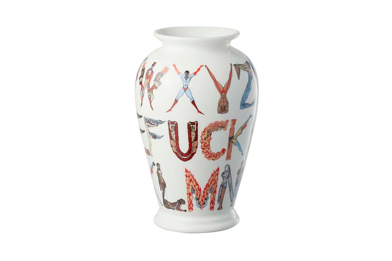 Supreme 2018年春夏コレクション アクセサリー ゴムボートやキャッチャーマスクから軍手にテニスボールまで、今季のアクセサリーもコレクター垂涎の天才的なラインアップに 〈Supreme（シュプリーム）〉のアクセサリーは、毎度意外性に溢れている。無論、その意外性とパートナー選びが最高にクールなのだが、2018年春夏コレクションはこれまでに引けを取らない、否、過去最高に“面白い”ラインアップかもしれない。一足先に公開された「Stern Pinball（スターン・ピンボール）」とのコラボピンボールマシーンは、前回で言うところの〈Fender（フェンダー）〉的位置づけだろう。その他には〈Advanced Elements（アドバンスト エレメント）〉の1人乗りカヤックや〈OBRIEN（オブライエン）〉のベスト、〈Rawlings（ローリングス）〉のキャッチャーマスク、〈Wilson（ウィルソン）〉のテニスボール、さらには斧や軍手などもラインアップしている。  〈Supreme〉の2018年春夏コレクションは、2月17日（土）より国内での販売がスタート。上のフォトギャラリーはもちろんのこと、以下からルックブックとカテゴリー別のアイテム一覧もマストでチェックしておこう。