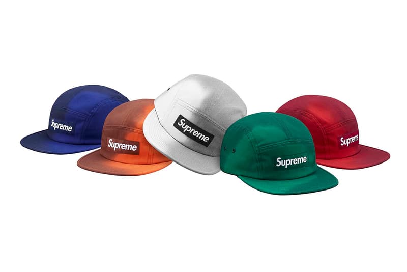 Supreme 2018年春夏コレクション キャップ＆ハット ポケット付きからコーデュロイ素材のものまでボックスロゴ付きの6パネルが注目の最右翼 店頭組であれば必ず1点は購入しておきたい〈Supreme（シュプリーム）〉のハット類。2018年春夏コレクションはボックスロゴ付きの6パネルが注目の最右翼で、ポケット付きからコーデュロイ素材のものまで、実に豊富なバリエーションで展開される。また、チェッカーボードパターン、〈Nike（ナイキ）〉のFlyknitを彷彿とさせる素材、オールドスクールなカラーブロックの5パネル、バイカラー、＄柄など、キャップだけでも選ぶのに苦労するが、そこにロゴ入りベルトが目を引くキャンプハットとマーブル柄のバケットも加わり、いよいよ優先順位がつけられなくなるほど魅力的なデザインが出揃った。  〈Supreme〉の2018年春夏コレクションは、2月15日（現地時間）に海外ローンチを迎えた後、2月17日（土）より日本国内での販売がスタート。それまでに以下にあるルックブックとカテゴリー別のアイテム一覧を何度も見直し、今後は気になるアイテムのリリースに標準を合わせていこう。