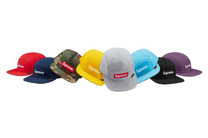 Supreme 2018年春夏コレクション キャップ＆ハット ポケット付きからコーデュロイ素材のものまでボックスロゴ付きの6パネルが注目の最右翼 店頭組であれば必ず1点は購入しておきたい〈Supreme（シュプリーム）〉のハット類。2018年春夏コレクションはボックスロゴ付きの6パネルが注目の最右翼で、ポケット付きからコーデュロイ素材のものまで、実に豊富なバリエーションで展開される。また、チェッカーボードパターン、〈Nike（ナイキ）〉のFlyknitを彷彿とさせる素材、オールドスクールなカラーブロックの5パネル、バイカラー、＄柄など、キャップだけでも選ぶのに苦労するが、そこにロゴ入りベルトが目を引くキャンプハットとマーブル柄のバケットも加わり、いよいよ優先順位がつけられなくなるほど魅力的なデザインが出揃った。  〈Supreme〉の2018年春夏コレクションは、2月15日（現地時間）に海外ローンチを迎えた後、2月17日（土）より日本国内での販売がスタート。それまでに以下にあるルックブックとカテゴリー別のアイテム一覧を何度も見直し、今後は気になるアイテムのリリースに標準を合わせていこう。