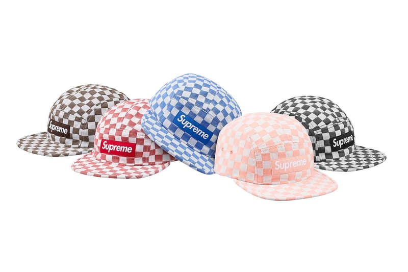 Supreme 2018年春夏コレクション キャップ＆ハット ポケット付きからコーデュロイ素材のものまでボックスロゴ付きの6パネルが注目の最右翼 店頭組であれば必ず1点は購入しておきたい〈Supreme（シュプリーム）〉のハット類。2018年春夏コレクションはボックスロゴ付きの6パネルが注目の最右翼で、ポケット付きからコーデュロイ素材のものまで、実に豊富なバリエーションで展開される。また、チェッカーボードパターン、〈Nike（ナイキ）〉のFlyknitを彷彿とさせる素材、オールドスクールなカラーブロックの5パネル、バイカラー、＄柄など、キャップだけでも選ぶのに苦労するが、そこにロゴ入りベルトが目を引くキャンプハットとマーブル柄のバケットも加わり、いよいよ優先順位がつけられなくなるほど魅力的なデザインが出揃った。  〈Supreme〉の2018年春夏コレクションは、2月15日（現地時間）に海外ローンチを迎えた後、2月17日（土）より日本国内での販売がスタート。それまでに以下にあるルックブックとカテゴリー別のアイテム一覧を何度も見直し、今後は気になるアイテムのリリースに標準を合わせていこう。