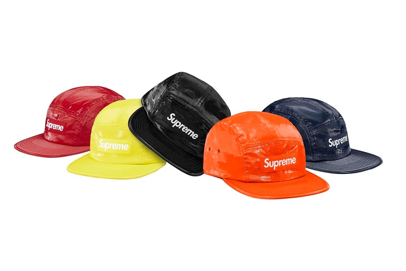 Supreme 2018年春夏コレクション キャップ＆ハット ポケット付きからコーデュロイ素材のものまでボックスロゴ付きの6パネルが注目の最右翼 店頭組であれば必ず1点は購入しておきたい〈Supreme（シュプリーム）〉のハット類。2018年春夏コレクションはボックスロゴ付きの6パネルが注目の最右翼で、ポケット付きからコーデュロイ素材のものまで、実に豊富なバリエーションで展開される。また、チェッカーボードパターン、〈Nike（ナイキ）〉のFlyknitを彷彿とさせる素材、オールドスクールなカラーブロックの5パネル、バイカラー、＄柄など、キャップだけでも選ぶのに苦労するが、そこにロゴ入りベルトが目を引くキャンプハットとマーブル柄のバケットも加わり、いよいよ優先順位がつけられなくなるほど魅力的なデザインが出揃った。  〈Supreme〉の2018年春夏コレクションは、2月15日（現地時間）に海外ローンチを迎えた後、2月17日（土）より日本国内での販売がスタート。それまでに以下にあるルックブックとカテゴリー別のアイテム一覧を何度も見直し、今後は気になるアイテムのリリースに標準を合わせていこう。