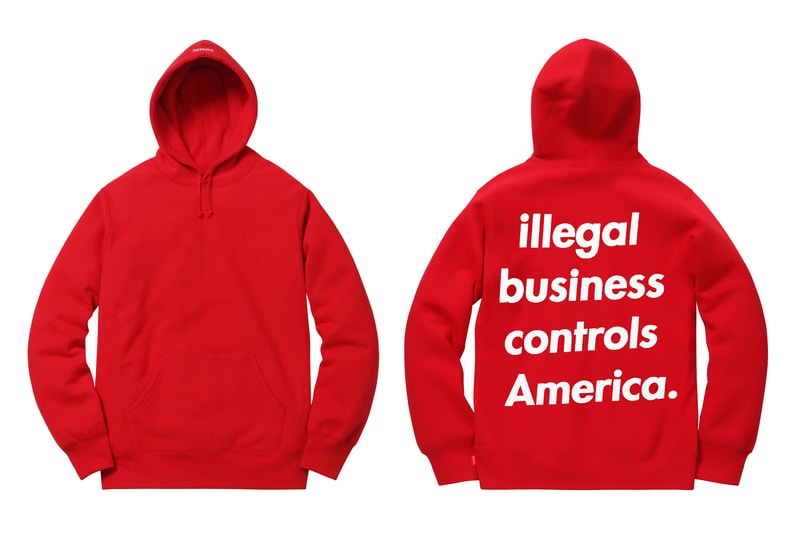Supreme 2018年春夏コレクション  スウェット 米国に強いメッセージを投げかけるデザインからキング牧師のものまで、名作として語り継がれそうなフーディがずらり 最低でも1点か2点、欲を言えば3点、いや4点……〈Supreme（シュプリーム）〉のスウェットはとにかく購入できる限り購入したい、人気中の人気、王道中の王道商品だ。あえて初めにお伝えしておくが、2018年春夏コレクションではボックスロゴは登場しない模様。だが、ティーザーのインナーに採用されていたマーブルカラーのフーディに加え、「illegal business controls America.（違法なビジネスがアメリカを操作している）」という尖ったメッセージをプリントしたもの、さらにはキング牧師ことMartin Luther King, Jr.（マーティン・ルーサー・キング・ジュニア）をマルチで配した逸品まで、ボックスロゴ級に購買意欲を駆り立てられ、名作として語り継がれそうなアイテムが多数ラインアップしている。また、〈Champion（チャンピオン）〉とのコラボスウェットも非常にユニークなデザインで展開され、特にクルーネックの3段プリントは即完必至だろう。  アイテム選びに頭を悩ませる〈Supreme〉2018年春夏コレクションのスウェット各種はもちろんのこと、以下リストからルックブックならびにその他のアイテム一覧も隈なくチェックしておくべし。