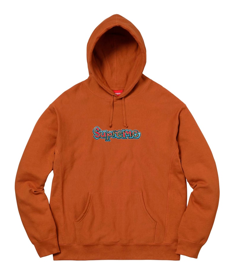 Supreme 2018年春夏コレクション  スウェット 米国に強いメッセージを投げかけるデザインからキング牧師のものまで、名作として語り継がれそうなフーディがずらり 最低でも1点か2点、欲を言えば3点、いや4点……〈Supreme（シュプリーム）〉のスウェットはとにかく購入できる限り購入したい、人気中の人気、王道中の王道商品だ。あえて初めにお伝えしておくが、2018年春夏コレクションではボックスロゴは登場しない模様。だが、ティーザーのインナーに採用されていたマーブルカラーのフーディに加え、「illegal business controls America.（違法なビジネスがアメリカを操作している）」という尖ったメッセージをプリントしたもの、さらにはキング牧師ことMartin Luther King, Jr.（マーティン・ルーサー・キング・ジュニア）をマルチで配した逸品まで、ボックスロゴ級に購買意欲を駆り立てられ、名作として語り継がれそうなアイテムが多数ラインアップしている。また、〈Champion（チャンピオン）〉とのコラボスウェットも非常にユニークなデザインで展開され、特にクルーネックの3段プリントは即完必至だろう。  アイテム選びに頭を悩ませる〈Supreme〉2018年春夏コレクションのスウェット各種はもちろんのこと、以下リストからルックブックならびにその他のアイテム一覧も隈なくチェックしておくべし。
