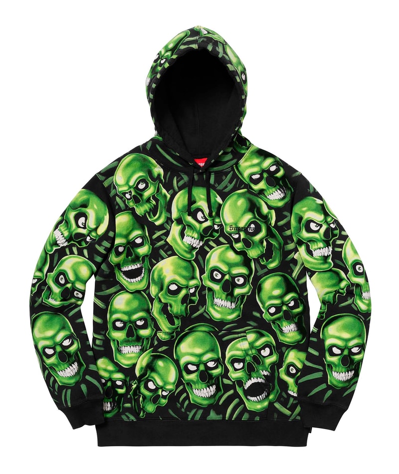 Supreme 2018年春夏コレクション  スウェット 米国に強いメッセージを投げかけるデザインからキング牧師のものまで、名作として語り継がれそうなフーディがずらり 最低でも1点か2点、欲を言えば3点、いや4点……〈Supreme（シュプリーム）〉のスウェットはとにかく購入できる限り購入したい、人気中の人気、王道中の王道商品だ。あえて初めにお伝えしておくが、2018年春夏コレクションではボックスロゴは登場しない模様。だが、ティーザーのインナーに採用されていたマーブルカラーのフーディに加え、「illegal business controls America.（違法なビジネスがアメリカを操作している）」という尖ったメッセージをプリントしたもの、さらにはキング牧師ことMartin Luther King, Jr.（マーティン・ルーサー・キング・ジュニア）をマルチで配した逸品まで、ボックスロゴ級に購買意欲を駆り立てられ、名作として語り継がれそうなアイテムが多数ラインアップしている。また、〈Champion（チャンピオン）〉とのコラボスウェットも非常にユニークなデザインで展開され、特にクルーネックの3段プリントは即完必至だろう。  アイテム選びに頭を悩ませる〈Supreme〉2018年春夏コレクションのスウェット各種はもちろんのこと、以下リストからルックブックならびにその他のアイテム一覧も隈なくチェックしておくべし。