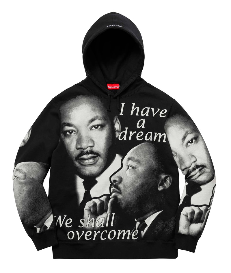Supreme 2018年春夏コレクション  スウェット 米国に強いメッセージを投げかけるデザインからキング牧師のものまで、名作として語り継がれそうなフーディがずらり 最低でも1点か2点、欲を言えば3点、いや4点……〈Supreme（シュプリーム）〉のスウェットはとにかく購入できる限り購入したい、人気中の人気、王道中の王道商品だ。あえて初めにお伝えしておくが、2018年春夏コレクションではボックスロゴは登場しない模様。だが、ティーザーのインナーに採用されていたマーブルカラーのフーディに加え、「illegal business controls America.（違法なビジネスがアメリカを操作している）」という尖ったメッセージをプリントしたもの、さらにはキング牧師ことMartin Luther King, Jr.（マーティン・ルーサー・キング・ジュニア）をマルチで配した逸品まで、ボックスロゴ級に購買意欲を駆り立てられ、名作として語り継がれそうなアイテムが多数ラインアップしている。また、〈Champion（チャンピオン）〉とのコラボスウェットも非常にユニークなデザインで展開され、特にクルーネックの3段プリントは即完必至だろう。  アイテム選びに頭を悩ませる〈Supreme〉2018年春夏コレクションのスウェット各種はもちろんのこと、以下リストからルックブックならびにその他のアイテム一覧も隈なくチェックしておくべし。