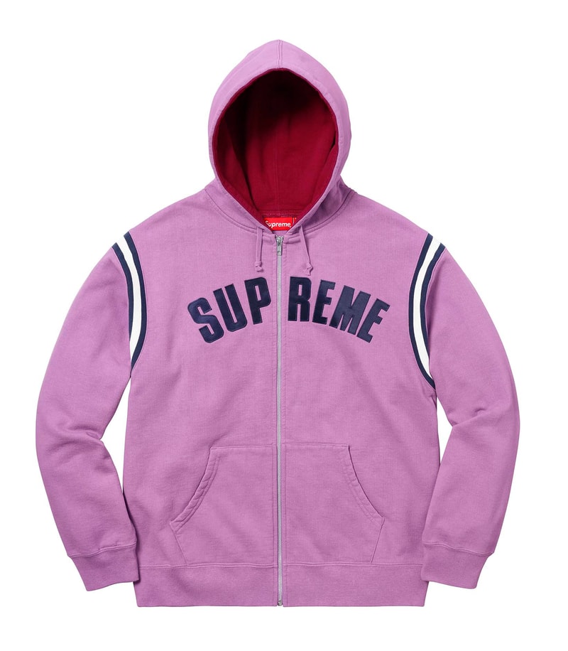 Supreme 2018年春夏コレクション  スウェット 米国に強いメッセージを投げかけるデザインからキング牧師のものまで、名作として語り継がれそうなフーディがずらり 最低でも1点か2点、欲を言えば3点、いや4点……〈Supreme（シュプリーム）〉のスウェットはとにかく購入できる限り購入したい、人気中の人気、王道中の王道商品だ。あえて初めにお伝えしておくが、2018年春夏コレクションではボックスロゴは登場しない模様。だが、ティーザーのインナーに採用されていたマーブルカラーのフーディに加え、「illegal business controls America.（違法なビジネスがアメリカを操作している）」という尖ったメッセージをプリントしたもの、さらにはキング牧師ことMartin Luther King, Jr.（マーティン・ルーサー・キング・ジュニア）をマルチで配した逸品まで、ボックスロゴ級に購買意欲を駆り立てられ、名作として語り継がれそうなアイテムが多数ラインアップしている。また、〈Champion（チャンピオン）〉とのコラボスウェットも非常にユニークなデザインで展開され、特にクルーネックの3段プリントは即完必至だろう。  アイテム選びに頭を悩ませる〈Supreme〉2018年春夏コレクションのスウェット各種はもちろんのこと、以下リストからルックブックならびにその他のアイテム一覧も隈なくチェックしておくべし。