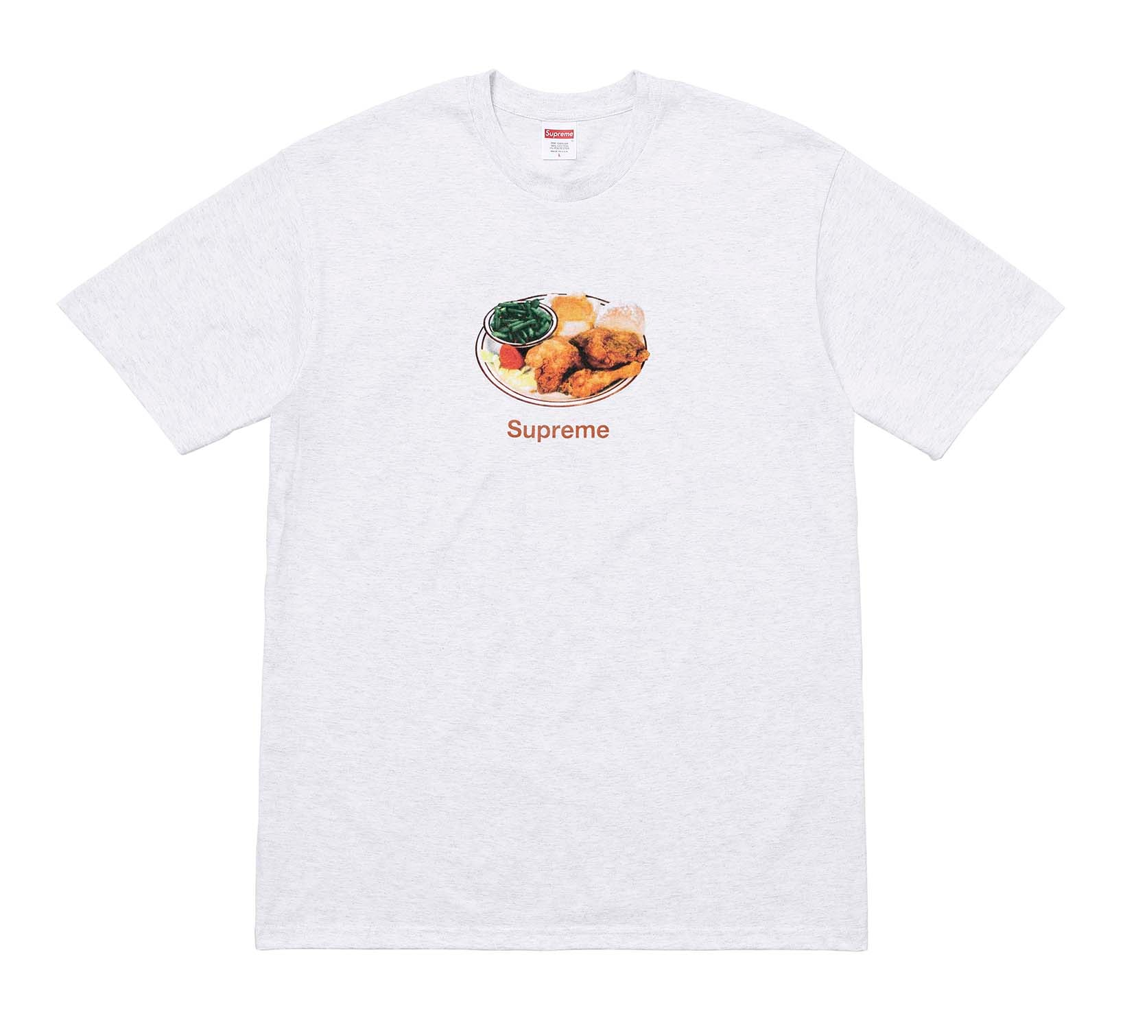 Supreme 2018年春夏コレクション Tシャツ 今は亡きProdigyに捧げるトリビュートTシャツに加えて、ポール・セザンヌの作品『トランプをする人々』をフィーチャーしたものも 来る2月17日（土）、遂に〈Supreme（シュプリーム）〉の2018年春夏コレクションの火蓋が切られる。今季登場するTシャツも、非常に濃密なラインアップに。噂によると、“Chicken Dinner Tee”と呼ばれているチキン料理をフィーチャーしたシュールなもの、そして今は亡きMobb Deep（モブ・ディープ）のProdigy（プロディジー）に捧げるトリビュートTシャツは、#WEEK1に登場するとのこと。また、首裏に「fuck the world.」のメッセージを添え、胸元に小ぶりなブランドロゴを配置したシンプルなアイテムや、クラゲプリント、さらにはフランズ人画家Paul Cézanne（ポール・セザンヌ）の『トランプをする人々』をグラフィックとして採用したアートTシャツなども優先してカートインしたいところだ。  上のフォトギャラリーから各種Tシャツのデザインをチェックしたあとは、以下のルックブックとカテゴリー別のアイテム一覧にも目を通し、早めに購入の優先順位を決めておくのが得策だろう。
