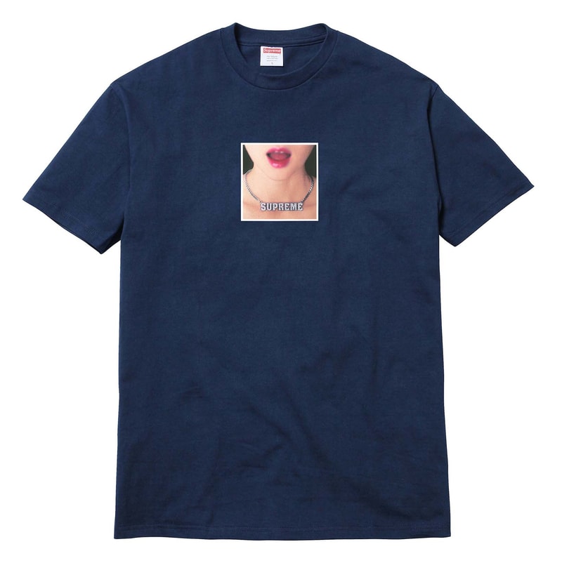 Supreme 2018年春夏コレクション Tシャツ 今は亡きProdigyに捧げるトリビュートTシャツに加えて、ポール・セザンヌの作品『トランプをする人々』をフィーチャーしたものも 来る2月17日（土）、遂に〈Supreme（シュプリーム）〉の2018年春夏コレクションの火蓋が切られる。今季登場するTシャツも、非常に濃密なラインアップに。噂によると、“Chicken Dinner Tee”と呼ばれているチキン料理をフィーチャーしたシュールなもの、そして今は亡きMobb Deep（モブ・ディープ）のProdigy（プロディジー）に捧げるトリビュートTシャツは、#WEEK1に登場するとのこと。また、首裏に「fuck the world.」のメッセージを添え、胸元に小ぶりなブランドロゴを配置したシンプルなアイテムや、クラゲプリント、さらにはフランズ人画家Paul Cézanne（ポール・セザンヌ）の『トランプをする人々』をグラフィックとして採用したアートTシャツなども優先してカートインしたいところだ。  上のフォトギャラリーから各種Tシャツのデザインをチェックしたあとは、以下のルックブックとカテゴリー別のアイテム一覧にも目を通し、早めに購入の優先順位を決めておくのが得策だろう。