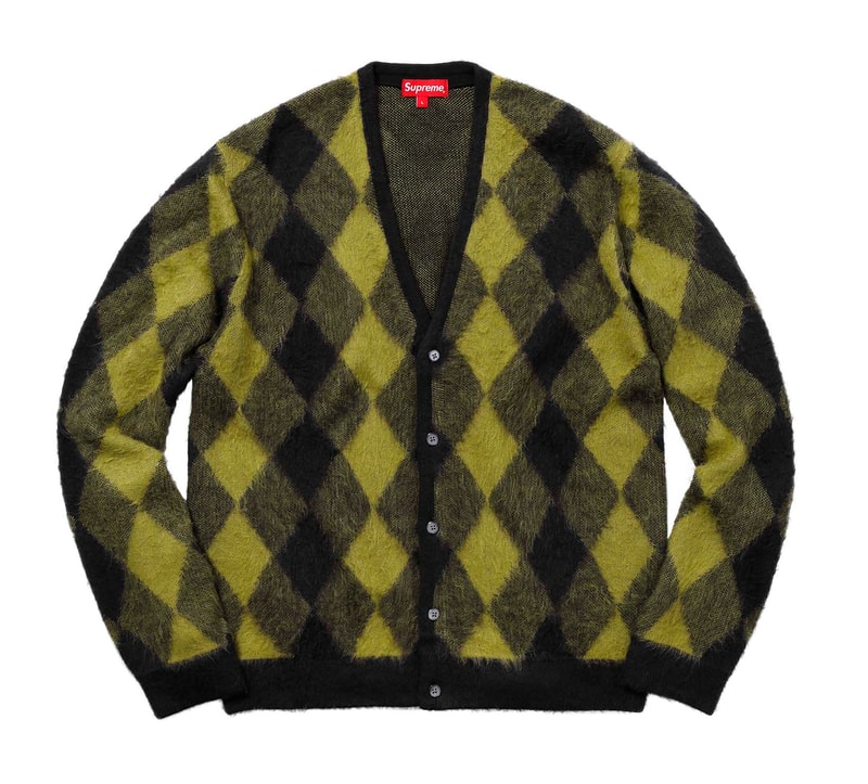 Supreme 2018年春夏コレクション トップス 今季は〈Supreme〉のとにかく“襟付き”を狙え 〈Supreme（シュプリーム）〉が遂に、多くの『HYPEBEAST』読者が待望していた2018年春夏コレクションの全貌を解禁。新シーズンのトップス類では、アニマル柄のアイテムやアルファベットに“FUCK”の文字を隠した開襟シャツ、ポロなど、とにかく“襟付き”が熱い。また、キング牧師ことMartin Luther King, Jr.（マーティン・ルーサー・キング・ジュニア）を前身頃に描き、襟部分に“HAVE A DREAM”のメッセージを添えたジップアップシャツは是が非でも購入しておきたい逸品で、その他にもバンダナ柄のニット、アーガイルのモヘアカーディガン、『PLAYBOY（プレイボーイ）』コラボのサッカーシャツ、フットボールジャージなど、注目アイテムが目白押しだ。  〈Supreme〉の2018年春夏コレクションにラインアップするトップスは、上のフォトギャラリーから。また、2月17日（土）の国内リリースに備えて、以下より各カテゴリーのアイテム一覧をしっかりと予習しておこう。