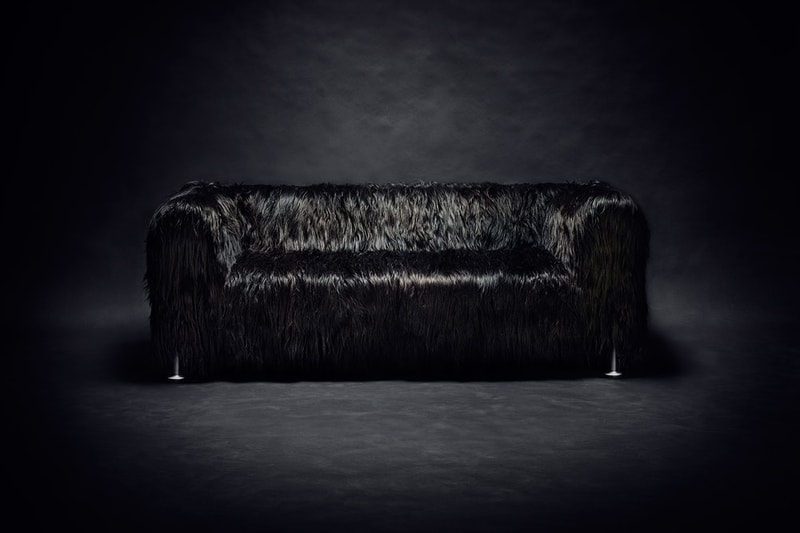 建築的美学に高級感を付与した Tom Dixon x IKEA “DELAKTIG” コレクション インテリア界屈指の天才が日本でも馴染み深い北欧家具の代表格とコラボレーション 異端的、且つ工業的なアプローチを用いて、照明、家具、ホームアクセサリーなどを独創的な創作手法で展開する「Tom Dixon（トム ディクソン）」が再び「IKEA（イケア）」と手を組み、“DELAKTIG”と題した新作家具コレクションを制作した。中心となるのは、各種ソファ。“The Beast”と呼ばれる1枚目のHACK FURRY COVER 3 SEATはアイルランド産シープスキンを贅沢に採用する一方、ブラック/ホワイトのミニマルなチェアはサイドテーブルやマガジンラックをカステムで備え付けることができる。  空間構築を得意とする「Tom Dixon」らしいブームライトもラインアップした“DELAKTIG”コレクション。残念なことに、現在はヨーロッパのみでの展開とのことだが、気になる方はEU圏の公式サイトから各家具のディテールをチェックしてみてはいかがだろうか。  あわせて、「IKEA」x『HYPEBEAST』が未来のクリエイティブディレクターに提案するアートスタジオも覗いてみてほしい。