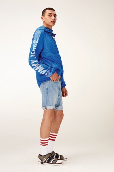 Tommy Jeans がアメリカンクラシックを讃える 2018年春夏コレクションを発表 真の意味で90年代ストリートを知る〈Tommy Hilfiger〉が今季のデニムスタイルを提案 “90’s”という一時代はここ数年、ひとつのキーワードとして様々なブランドから多角的に解釈されてきた。しかし、それは羨望的な意味合いも強く、当時を生きてこなかったブランドからの提案には“リアル”を感じない人も少なからず存在すのではないだろうか。  だが、〈Tommy Hilfiger（トミー ヒルフィガー）〉は間違いなく、90年代ストリートの代表格である。彼らは不良のために服を作っていたわけではない。なぜなら、その源流は伝統的なクラシックアメリカンにあるからだ。しかし、Snoop Dogg（スヌープ・ドック）を筆頭に、Aaliyah（アリーヤ）、Q-Tip（Qティップ）、Raekwon（レイクウォン）、Grand Puba（グランド・プーバ）など、〈Tommy〉の洋服は当時のストリートアイコンからこぞって愛用され、〈Polo Ralph Lauren（ポロ ラルフ ローレン）〉、〈Nautica（ノーティカ）〉、〈FILA（フィラ）〉といったブランドと共存して一時代を形成したのだ。  その真の90’s DNAを宿す〈Tommy Hilfiger〉のキーピース、デニムにフォーカスした〈Tommy Jeans（トミー ジーンズ）〉が、2018年春夏コレクションを発表。春先は濃紺よりも、より涼しげな印象を与えるアイスウォッシュが丁度よさそうな雰囲気で、『HYPEBEAST』読者であれば良い意味でこの上品さを削ぎ落とした着こなしを楽しめるのではないだろうか。  上のフォトギャラリーをチェックしたあとは、実際にストリートでモデルハンティングをし、〈Tommy Hilfiger〉とのコラボアイテムを登場する〈Vetements（ヴェトモン）〉の2018年春夏コレクションもチェックおこう。