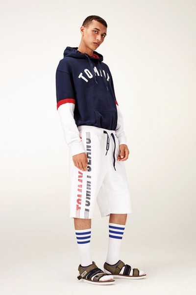 Tommy Jeans がアメリカンクラシックを讃える 2018年春夏コレクションを発表 真の意味で90年代ストリートを知る〈Tommy Hilfiger〉が今季のデニムスタイルを提案 “90’s”という一時代はここ数年、ひとつのキーワードとして様々なブランドから多角的に解釈されてきた。しかし、それは羨望的な意味合いも強く、当時を生きてこなかったブランドからの提案には“リアル”を感じない人も少なからず存在すのではないだろうか。  だが、〈Tommy Hilfiger（トミー ヒルフィガー）〉は間違いなく、90年代ストリートの代表格である。彼らは不良のために服を作っていたわけではない。なぜなら、その源流は伝統的なクラシックアメリカンにあるからだ。しかし、Snoop Dogg（スヌープ・ドック）を筆頭に、Aaliyah（アリーヤ）、Q-Tip（Qティップ）、Raekwon（レイクウォン）、Grand Puba（グランド・プーバ）など、〈Tommy〉の洋服は当時のストリートアイコンからこぞって愛用され、〈Polo Ralph Lauren（ポロ ラルフ ローレン）〉、〈Nautica（ノーティカ）〉、〈FILA（フィラ）〉といったブランドと共存して一時代を形成したのだ。  その真の90’s DNAを宿す〈Tommy Hilfiger〉のキーピース、デニムにフォーカスした〈Tommy Jeans（トミー ジーンズ）〉が、2018年春夏コレクションを発表。春先は濃紺よりも、より涼しげな印象を与えるアイスウォッシュが丁度よさそうな雰囲気で、『HYPEBEAST』読者であれば良い意味でこの上品さを削ぎ落とした着こなしを楽しめるのではないだろうか。  上のフォトギャラリーをチェックしたあとは、実際にストリートでモデルハンティングをし、〈Tommy Hilfiger〉とのコラボアイテムを登場する〈Vetements（ヴェトモン）〉の2018年春夏コレクションもチェックおこう。