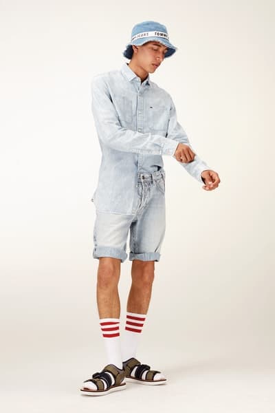 Tommy Jeans がアメリカンクラシックを讃える 2018年春夏コレクションを発表 真の意味で90年代ストリートを知る〈Tommy Hilfiger〉が今季のデニムスタイルを提案 “90’s”という一時代はここ数年、ひとつのキーワードとして様々なブランドから多角的に解釈されてきた。しかし、それは羨望的な意味合いも強く、当時を生きてこなかったブランドからの提案には“リアル”を感じない人も少なからず存在すのではないだろうか。  だが、〈Tommy Hilfiger（トミー ヒルフィガー）〉は間違いなく、90年代ストリートの代表格である。彼らは不良のために服を作っていたわけではない。なぜなら、その源流は伝統的なクラシックアメリカンにあるからだ。しかし、Snoop Dogg（スヌープ・ドック）を筆頭に、Aaliyah（アリーヤ）、Q-Tip（Qティップ）、Raekwon（レイクウォン）、Grand Puba（グランド・プーバ）など、〈Tommy〉の洋服は当時のストリートアイコンからこぞって愛用され、〈Polo Ralph Lauren（ポロ ラルフ ローレン）〉、〈Nautica（ノーティカ）〉、〈FILA（フィラ）〉といったブランドと共存して一時代を形成したのだ。  その真の90’s DNAを宿す〈Tommy Hilfiger〉のキーピース、デニムにフォーカスした〈Tommy Jeans（トミー ジーンズ）〉が、2018年春夏コレクションを発表。春先は濃紺よりも、より涼しげな印象を与えるアイスウォッシュが丁度よさそうな雰囲気で、『HYPEBEAST』読者であれば良い意味でこの上品さを削ぎ落とした着こなしを楽しめるのではないだろうか。  上のフォトギャラリーをチェックしたあとは、実際にストリートでモデルハンティングをし、〈Tommy Hilfiger〉とのコラボアイテムを登場する〈Vetements（ヴェトモン）〉の2018年春夏コレクションもチェックおこう。