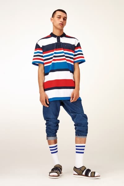 Tommy Jeans がアメリカンクラシックを讃える 2018年春夏コレクションを発表 真の意味で90年代ストリートを知る〈Tommy Hilfiger〉が今季のデニムスタイルを提案 “90’s”という一時代はここ数年、ひとつのキーワードとして様々なブランドから多角的に解釈されてきた。しかし、それは羨望的な意味合いも強く、当時を生きてこなかったブランドからの提案には“リアル”を感じない人も少なからず存在すのではないだろうか。  だが、〈Tommy Hilfiger（トミー ヒルフィガー）〉は間違いなく、90年代ストリートの代表格である。彼らは不良のために服を作っていたわけではない。なぜなら、その源流は伝統的なクラシックアメリカンにあるからだ。しかし、Snoop Dogg（スヌープ・ドック）を筆頭に、Aaliyah（アリーヤ）、Q-Tip（Qティップ）、Raekwon（レイクウォン）、Grand Puba（グランド・プーバ）など、〈Tommy〉の洋服は当時のストリートアイコンからこぞって愛用され、〈Polo Ralph Lauren（ポロ ラルフ ローレン）〉、〈Nautica（ノーティカ）〉、〈FILA（フィラ）〉といったブランドと共存して一時代を形成したのだ。  その真の90’s DNAを宿す〈Tommy Hilfiger〉のキーピース、デニムにフォーカスした〈Tommy Jeans（トミー ジーンズ）〉が、2018年春夏コレクションを発表。春先は濃紺よりも、より涼しげな印象を与えるアイスウォッシュが丁度よさそうな雰囲気で、『HYPEBEAST』読者であれば良い意味でこの上品さを削ぎ落とした着こなしを楽しめるのではないだろうか。  上のフォトギャラリーをチェックしたあとは、実際にストリートでモデルハンティングをし、〈Tommy Hilfiger〉とのコラボアイテムを登場する〈Vetements（ヴェトモン）〉の2018年春夏コレクションもチェックおこう。