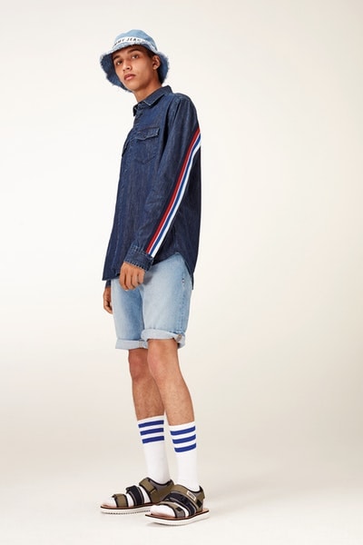 Tommy Jeans がアメリカンクラシックを讃える 2018年春夏コレクションを発表 真の意味で90年代ストリートを知る〈Tommy Hilfiger〉が今季のデニムスタイルを提案 “90’s”という一時代はここ数年、ひとつのキーワードとして様々なブランドから多角的に解釈されてきた。しかし、それは羨望的な意味合いも強く、当時を生きてこなかったブランドからの提案には“リアル”を感じない人も少なからず存在すのではないだろうか。  だが、〈Tommy Hilfiger（トミー ヒルフィガー）〉は間違いなく、90年代ストリートの代表格である。彼らは不良のために服を作っていたわけではない。なぜなら、その源流は伝統的なクラシックアメリカンにあるからだ。しかし、Snoop Dogg（スヌープ・ドック）を筆頭に、Aaliyah（アリーヤ）、Q-Tip（Qティップ）、Raekwon（レイクウォン）、Grand Puba（グランド・プーバ）など、〈Tommy〉の洋服は当時のストリートアイコンからこぞって愛用され、〈Polo Ralph Lauren（ポロ ラルフ ローレン）〉、〈Nautica（ノーティカ）〉、〈FILA（フィラ）〉といったブランドと共存して一時代を形成したのだ。  その真の90’s DNAを宿す〈Tommy Hilfiger〉のキーピース、デニムにフォーカスした〈Tommy Jeans（トミー ジーンズ）〉が、2018年春夏コレクションを発表。春先は濃紺よりも、より涼しげな印象を与えるアイスウォッシュが丁度よさそうな雰囲気で、『HYPEBEAST』読者であれば良い意味でこの上品さを削ぎ落とした着こなしを楽しめるのではないだろうか。  上のフォトギャラリーをチェックしたあとは、実際にストリートでモデルハンティングをし、〈Tommy Hilfiger〉とのコラボアイテムを登場する〈Vetements（ヴェトモン）〉の2018年春夏コレクションもチェックおこう。