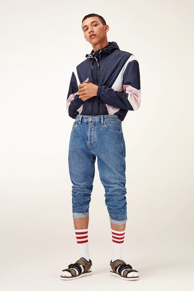 Tommy Jeans がアメリカンクラシックを讃える 2018年春夏コレクションを発表 真の意味で90年代ストリートを知る〈Tommy Hilfiger〉が今季のデニムスタイルを提案 “90’s”という一時代はここ数年、ひとつのキーワードとして様々なブランドから多角的に解釈されてきた。しかし、それは羨望的な意味合いも強く、当時を生きてこなかったブランドからの提案には“リアル”を感じない人も少なからず存在すのではないだろうか。  だが、〈Tommy Hilfiger（トミー ヒルフィガー）〉は間違いなく、90年代ストリートの代表格である。彼らは不良のために服を作っていたわけではない。なぜなら、その源流は伝統的なクラシックアメリカンにあるからだ。しかし、Snoop Dogg（スヌープ・ドック）を筆頭に、Aaliyah（アリーヤ）、Q-Tip（Qティップ）、Raekwon（レイクウォン）、Grand Puba（グランド・プーバ）など、〈Tommy〉の洋服は当時のストリートアイコンからこぞって愛用され、〈Polo Ralph Lauren（ポロ ラルフ ローレン）〉、〈Nautica（ノーティカ）〉、〈FILA（フィラ）〉といったブランドと共存して一時代を形成したのだ。  その真の90’s DNAを宿す〈Tommy Hilfiger〉のキーピース、デニムにフォーカスした〈Tommy Jeans（トミー ジーンズ）〉が、2018年春夏コレクションを発表。春先は濃紺よりも、より涼しげな印象を与えるアイスウォッシュが丁度よさそうな雰囲気で、『HYPEBEAST』読者であれば良い意味でこの上品さを削ぎ落とした着こなしを楽しめるのではないだろうか。  上のフォトギャラリーをチェックしたあとは、実際にストリートでモデルハンティングをし、〈Tommy Hilfiger〉とのコラボアイテムを登場する〈Vetements（ヴェトモン）〉の2018年春夏コレクションもチェックおこう。