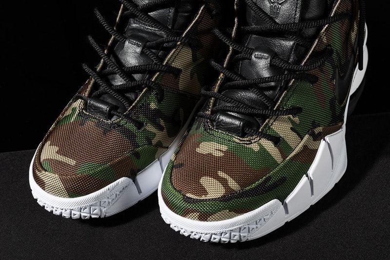 UNDEFEATED x Nike によるコラボ Kobe 1 "Protro" モデルのオフィシャルビジュアルが到着 Air Max DayやNBAのオールスターゲームを間近に控え、スポーツシーンやスニーカーシーンの興隆に更なる拍車をかける〈Nike（ナイキ）〉より、これまでにも度々噂されていたLA発のスニーカーブティック/ブランドの『UNDEFEATED（アンディフィーテッド）』との最新コラボフットウェアのオフィシャルビジュアルが遂に登場。  そのベースモデルとなったのは、一昨年引退したレジェンドNBAプレイヤー Kobe Bryant（コービー・ブライアント）の第1弾シグネチャーモデルとしてリリースされたKobe 1を、〈Nike〉の最新テクノロジーを用いて再構築した“Protoro（Performance Retro）”モデル。アッパーには『UNDEFEATED』らしいカモフラージュ柄を落とし込み、ライニングやサイドのスウッシュ、シュータンなどといったディテールにはブラックカラーを採用。ソールはホワイトカラーのものでデザインを引き締めたストリート色溢れる武骨で男らしい1足に仕上がっている。  この〈Nike〉x『UNDEFEATED』によるコラボ Kobe 1 “Protro”は、海外の『UNDEFEATED』店舗では2月16日（現地時間）より発売開始とのこと。 HYPEBEAST ハイプビースト