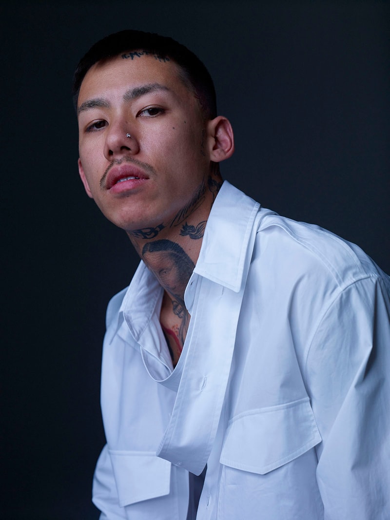 Valentino が KOHH を起用した2018年春夏メンズコレクション “VLTN” のスペシャルビジュアルをゲリラ公開 ストリートに精通した日本人フォトグラファー＆スタイリストを同時起用し、〈Valentino〉がブランドのアティチュードを示す 先週末、2018年春夏メンズコレクション“VLTN”のポップアップが閉幕を迎えた〈Valentino（ヴァレンティノ）〉。そのイタリア生まれの老舗メゾンが突如、KOHHをモデルに起用したスペシャルビジュアルをゲリラ公開した。北区王子生まれの27歳はKeith Ape（キース・エイプ）の“It G Ma”に客演として参加したことで一躍スターダムを駆け上がり、宇多田ヒカルの“忘却”にフィーチャリングされたことを契機に、今やヒップホップ好き以外にも認知される国内屈指のラッパーだ。〈Valentino〉より到着したイメージは、〈UNDERCOVER（アンダーカバー）〉や〈NEIGHBORHOOD（ネイバーフッド）〉の広告でもシャッターを切る守本勝英が撮影を、『GRIND』や〈Pigalle（ピガール）〉でお馴染みの高橋ラムダがスタイリングを担当。“VLTN”の世界観とKOHHのパーソナリティが巧みに融合した仕上がりとストリート志向のキャスティングは、現在の〈Valentino〉のアティチュードを示していると言っても過言ではない。  『HYPEBEAST』では今後も各ブランドから発表されるキャンペーンビジュアルを紹介していく予定なので、ニュースページのアップデートはもちろんのこと、スムーズに最新情報をチェックすることができるアプリのダウンロードもお忘れなく。
