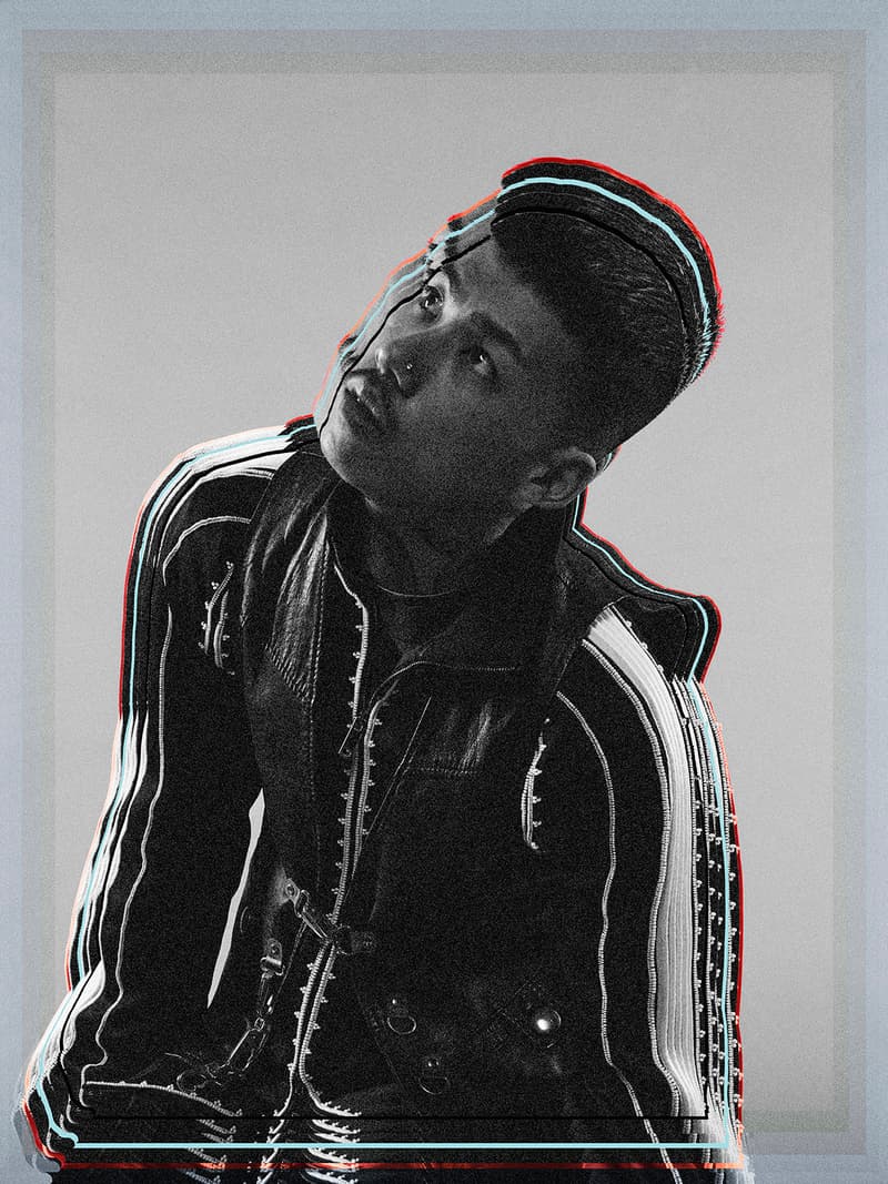 Valentino が KOHH を起用した2018年春夏メンズコレクション “VLTN” のスペシャルビジュアルをゲリラ公開 ストリートに精通した日本人フォトグラファー&スタイリストを同時起用し、〈Valentino〉がブランドのアティチュードを示す 先週末、2018年春夏メンズコレクション“VLTN”のポップアップが閉幕を迎えた〈Valentino(ヴァレンティノ)〉。そのイタリア生まれの老舗メゾンが突如、KOHHをモデルに起用したスペシャルビジュアルをゲリラ公開した。北区王子生まれの27歳はKeith Ape(キース・エイプ)の“It G Ma”に客演として参加したことで一躍スターダムを駆け上がり、宇多田ヒカルの“忘却”にフィーチャリングされたことを契機に、今やヒップホップ好き以外にも認知される国内屈指のラッパーだ。〈Valentino〉より到着したイメージは、〈UNDERCOVER(アンダーカバー)〉や〈NEIGHBORHOOD(ネイバーフッド)〉の広告でもシャッターを切る守本勝英が撮影を、『GRIND』や〈Pigalle(ピガール)〉でお馴染みの高橋ラムダがスタイリングを担当。“VLTN”の世界観とKOHHのパーソナリティが巧みに融合した仕上がりとストリート志向のキャスティングは、現在の〈Valentino〉のアティチュードを示していると言っても過言ではない。 『HYPEBEAST』では今後も各ブランドから発表されるキャンペーンビジュアルを紹介していく予定なので、ニュースページのアップデートはもちろんのこと、スムーズに最新情報をチェックすることができるアプリのダウンロードもお忘れなく。